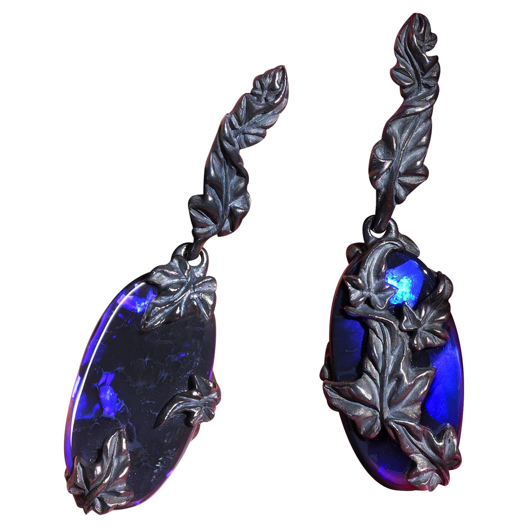 Boucles d'oreilles lierre en opale noire opalescence bleu néon style Art nouveau en vente