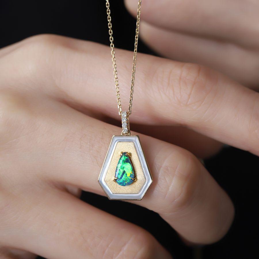 Collier pendentif trapèze en or jaune 18 carats avec opale noire en vente 4