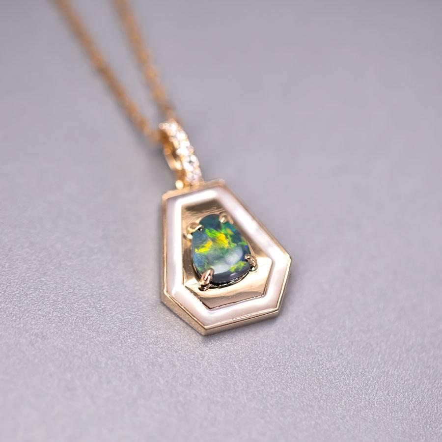 Collier d'opale noire australienne Pendentif en forme de trapèze en or jaune 18k.

Expédition nationale gratuite par USPS First Class ! Sac ou boîte cadeau gratuit avec chaque commande !

L'opale, la reine des pierres précieuses, est l'une des plus