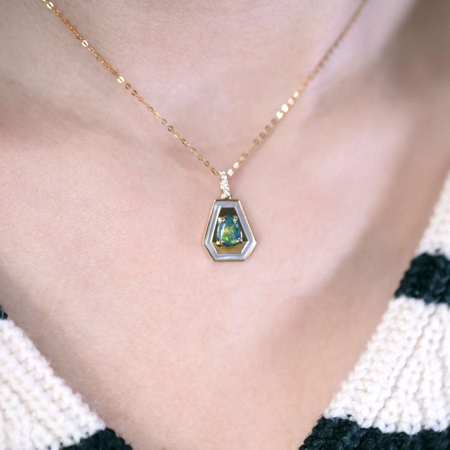 Arts and Crafts Collier pendentif trapèze en or jaune 18 carats avec opale noire en vente