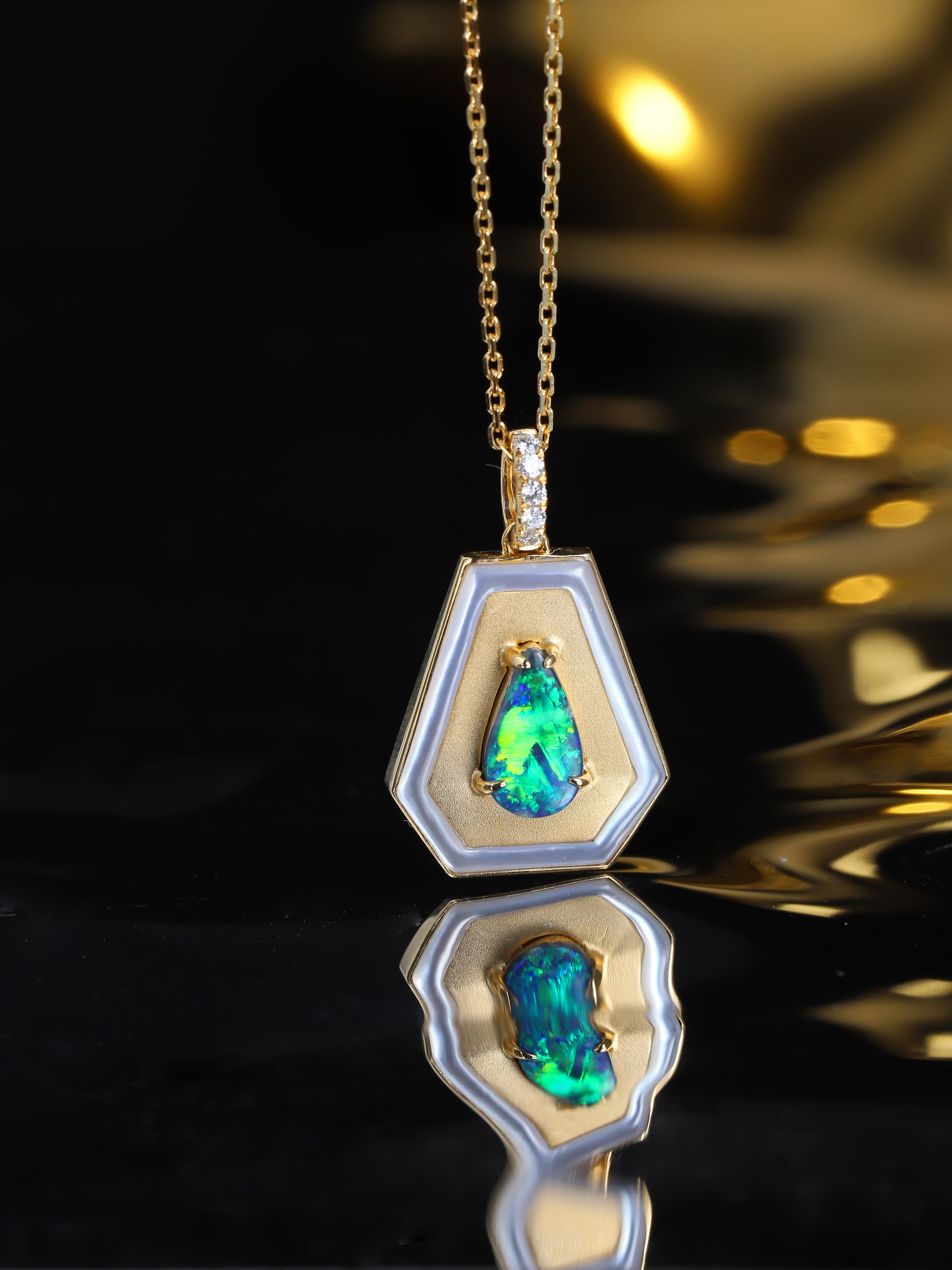 Taille brillant Collier pendentif trapèze en or jaune 18 carats avec opale noire en vente
