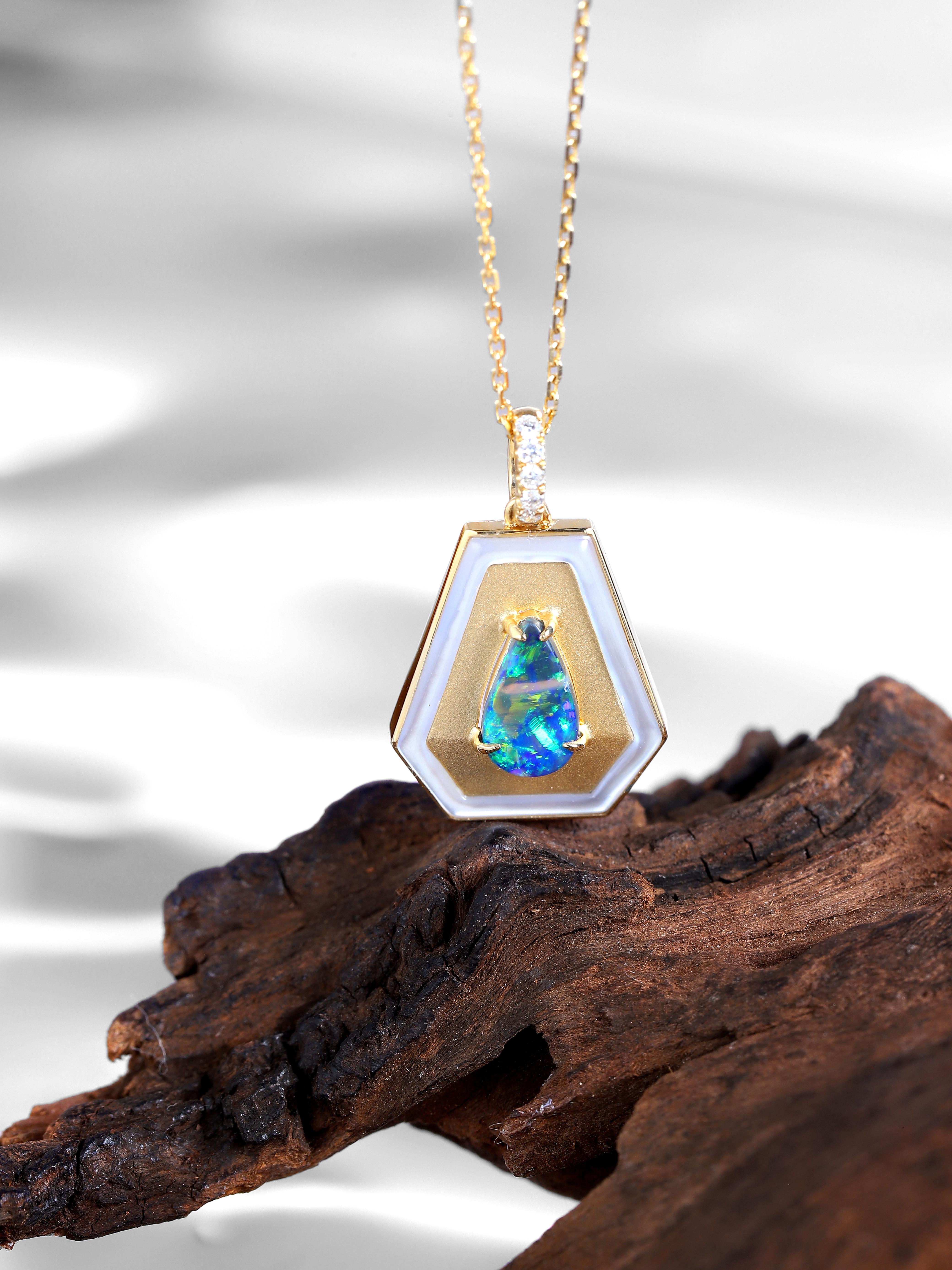 Collier pendentif trapèze en or jaune 18 carats avec opale noire Unisexe en vente
