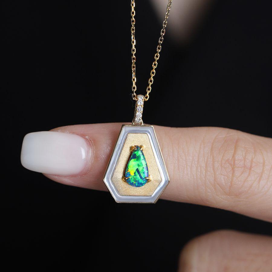 Collier pendentif trapèze en or jaune 18 carats avec opale noire en vente 1