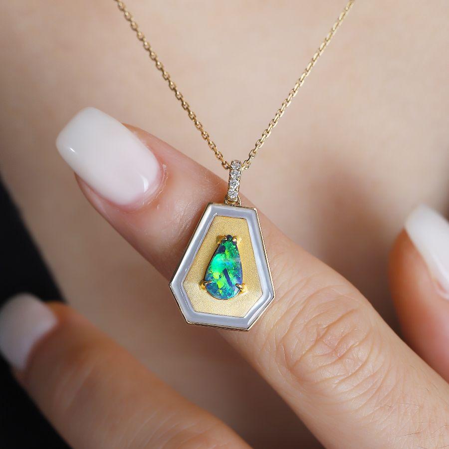 Collier pendentif trapèze en or jaune 18 carats avec opale noire en vente 2