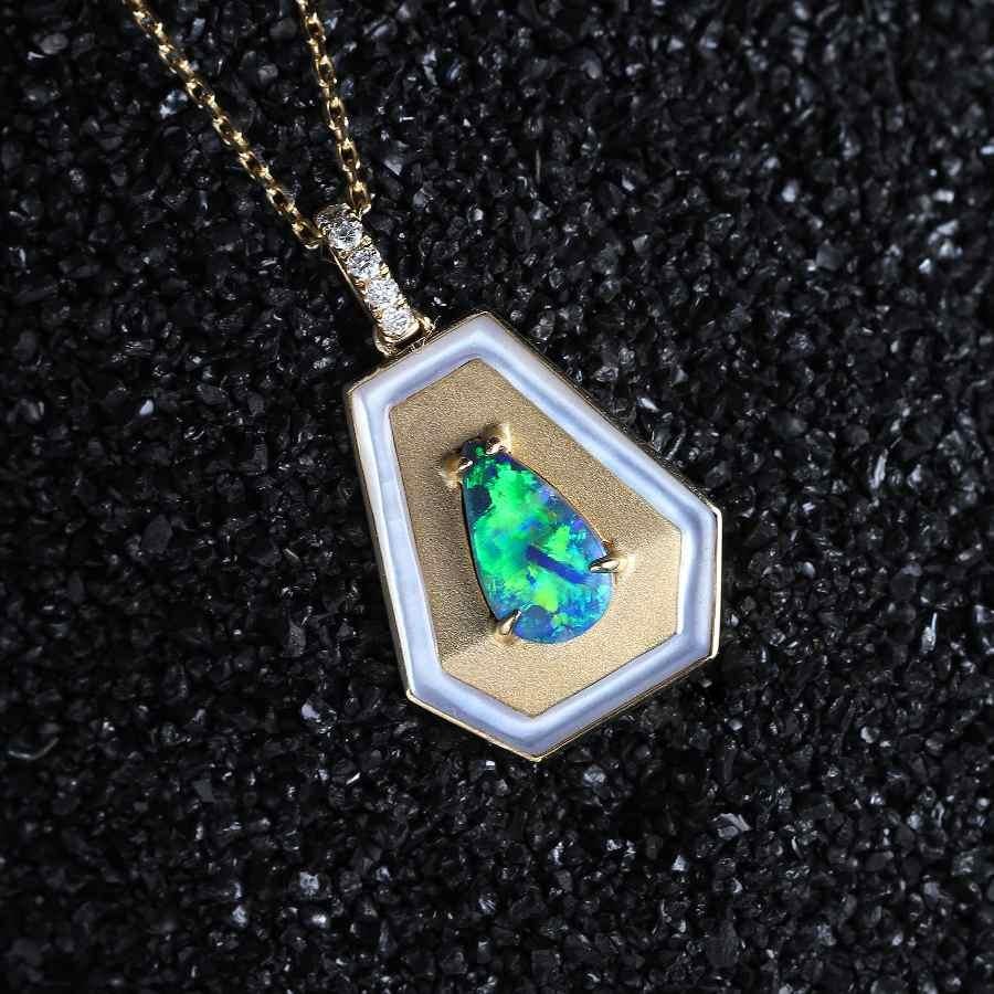 Collier pendentif trapèze en or jaune 18 carats avec opale noire en vente 3