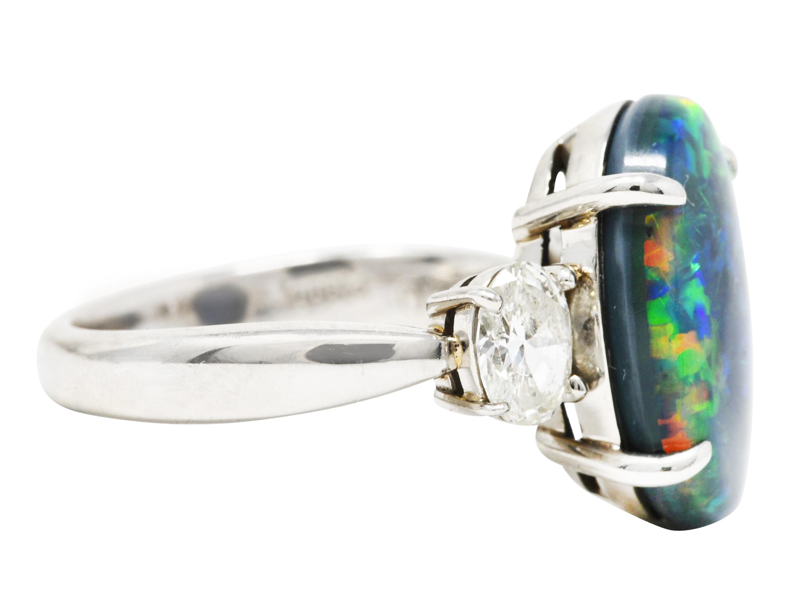 Contemporain Bague à trois pierres, opale noire, diamant taille ovale et platine en vente