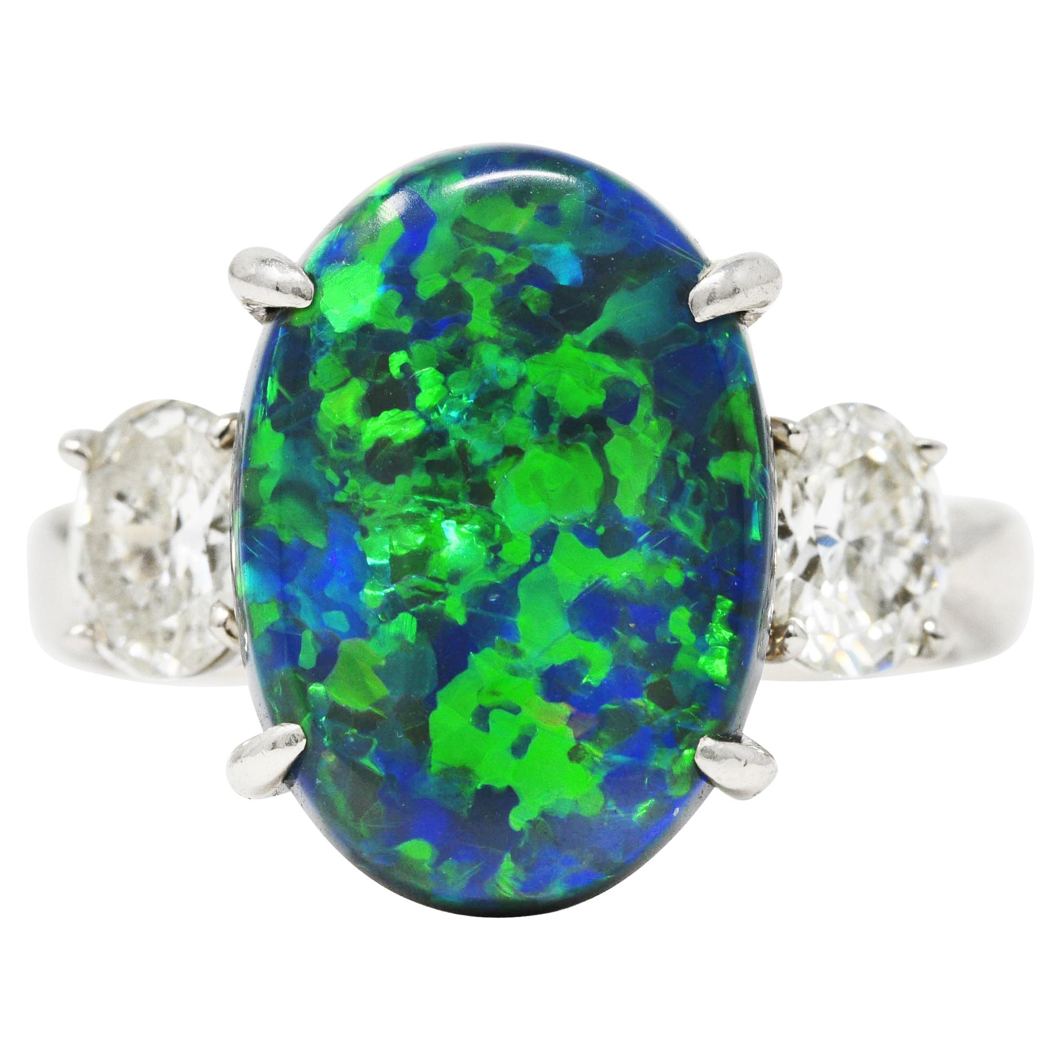 Bague à trois pierres, opale noire, diamant taille ovale et platine en vente