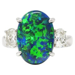 Bague à trois pierres, opale noire, diamant taille ovale et platine
