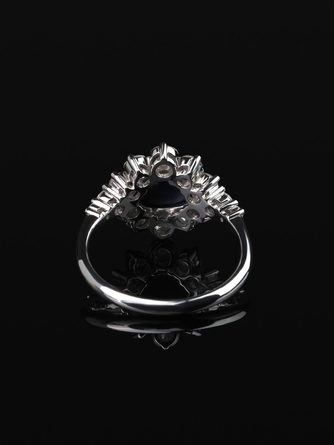Verlobungsring aus Weißgold mit schwarzem Opal und Diamant zum Valentinstag im Angebot 3