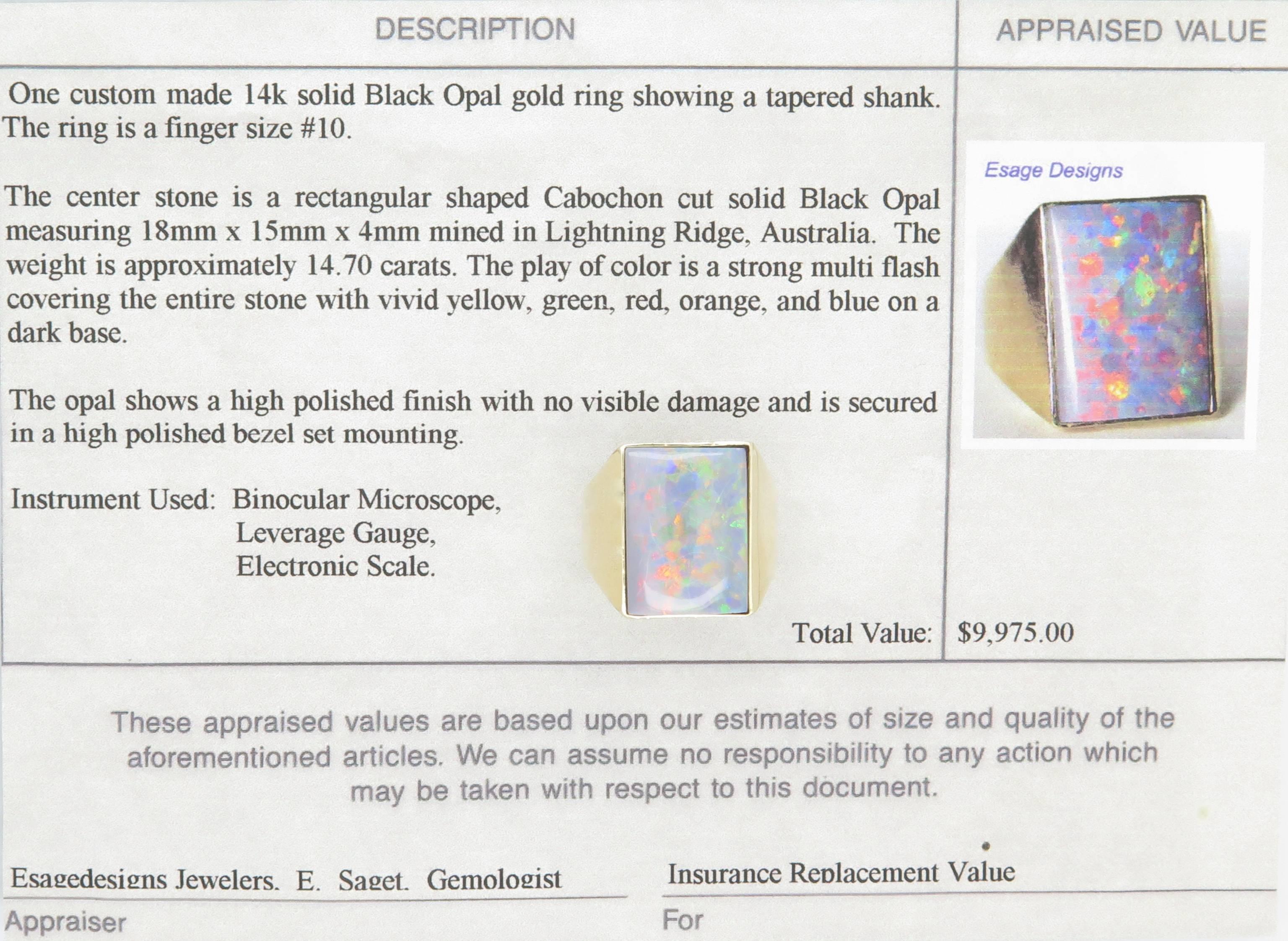 Rechteckiger schwarzer Opal im Cabochon-Schliff, eingefasst in 14 Karat Gelbgold. Der Opal misst 18MM X 15MM X 4MM. Das Farbenspiel dieses Opals ist ein starker Multiblitz, der den gesamten Stein mit lebhaftem Gelb, Grün, Rot, Orange und Blau auf