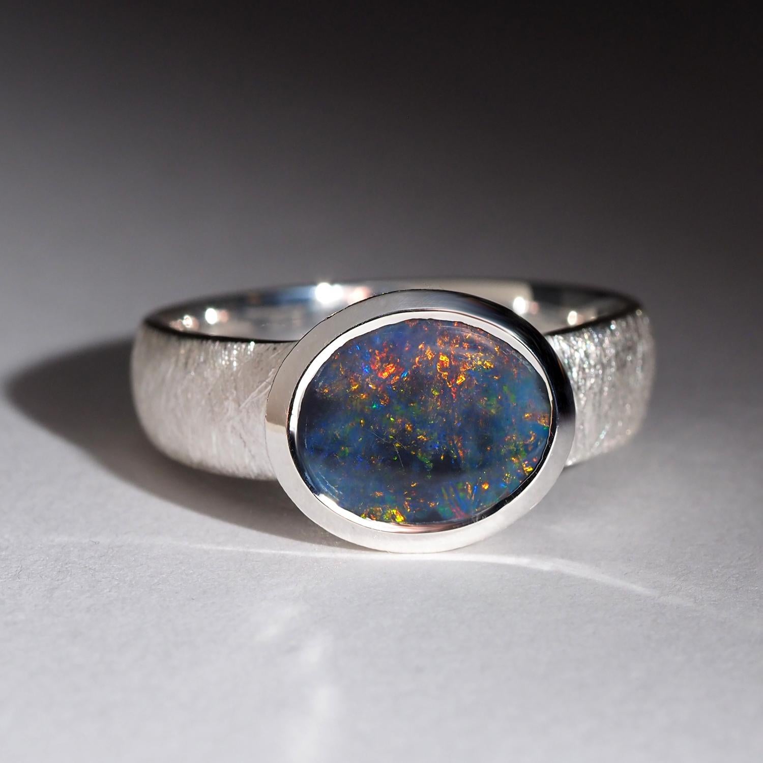 Une pièce d'une puissance tranquille, composée d'une opale noire naturelle provenant d'Australie, sertie dans de l'argent sterling 925 massif. L'opale pèse 1 carat et présente une base profonde et dimensionnelle avec des éclats occasionnels de feu