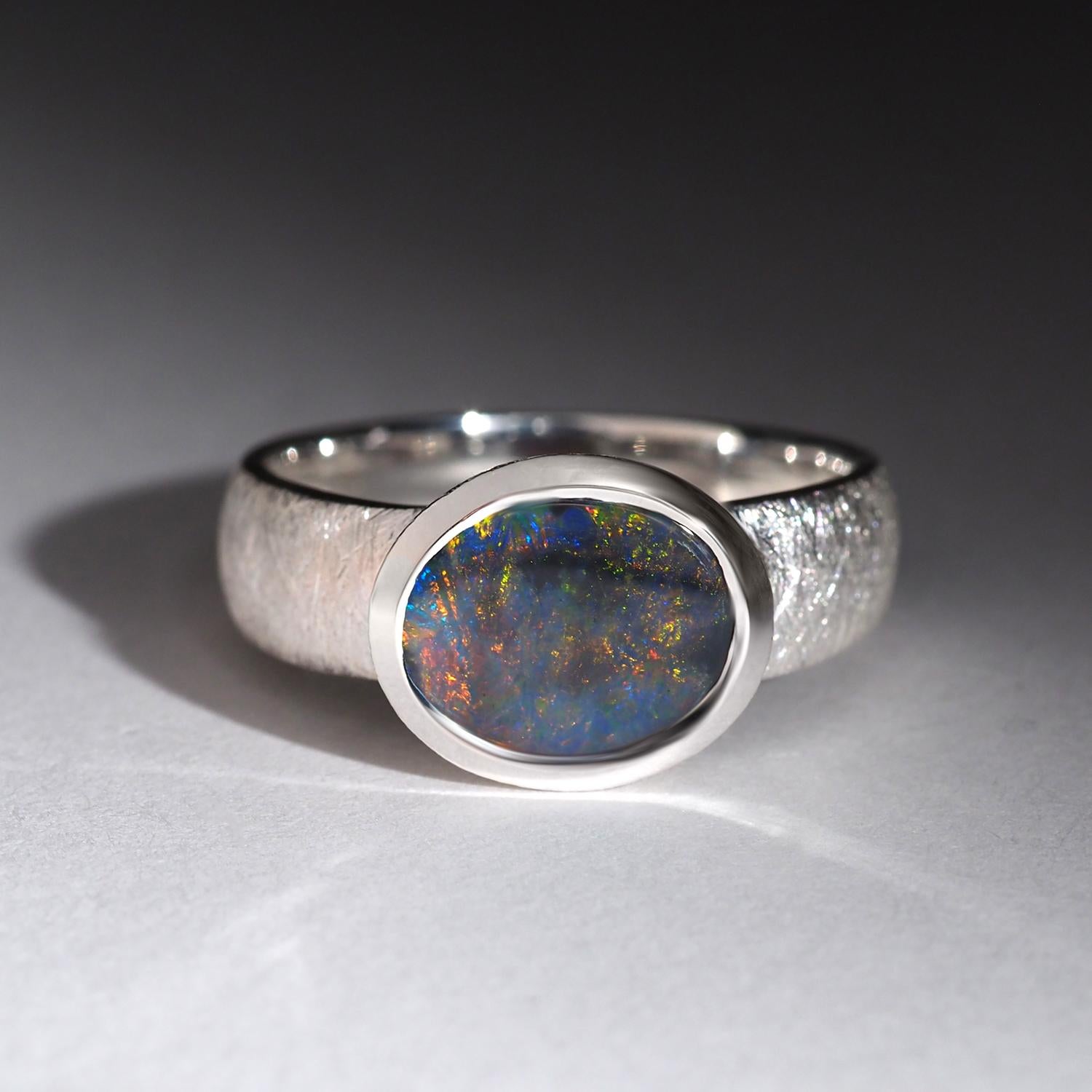 Taille ovale Bague d'opale noire en argent - Australie - Taille 7.75 US cadeau spécial HSP en vente