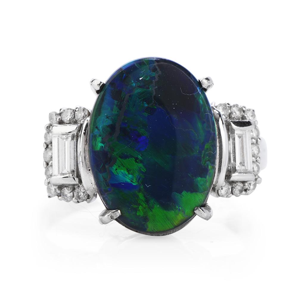 Dieser atemberaubende Ring mit Diamant und schwarzem Opal ist aus massivem Platin gefertigt und wiegt 7,1  Gramm und misst 13 mm x 6 mm hoch.
Mit einem auffälligen, in vier Zacken gefassten kosmischen Opal von etwa 2,65 Karat. An der Seite durch