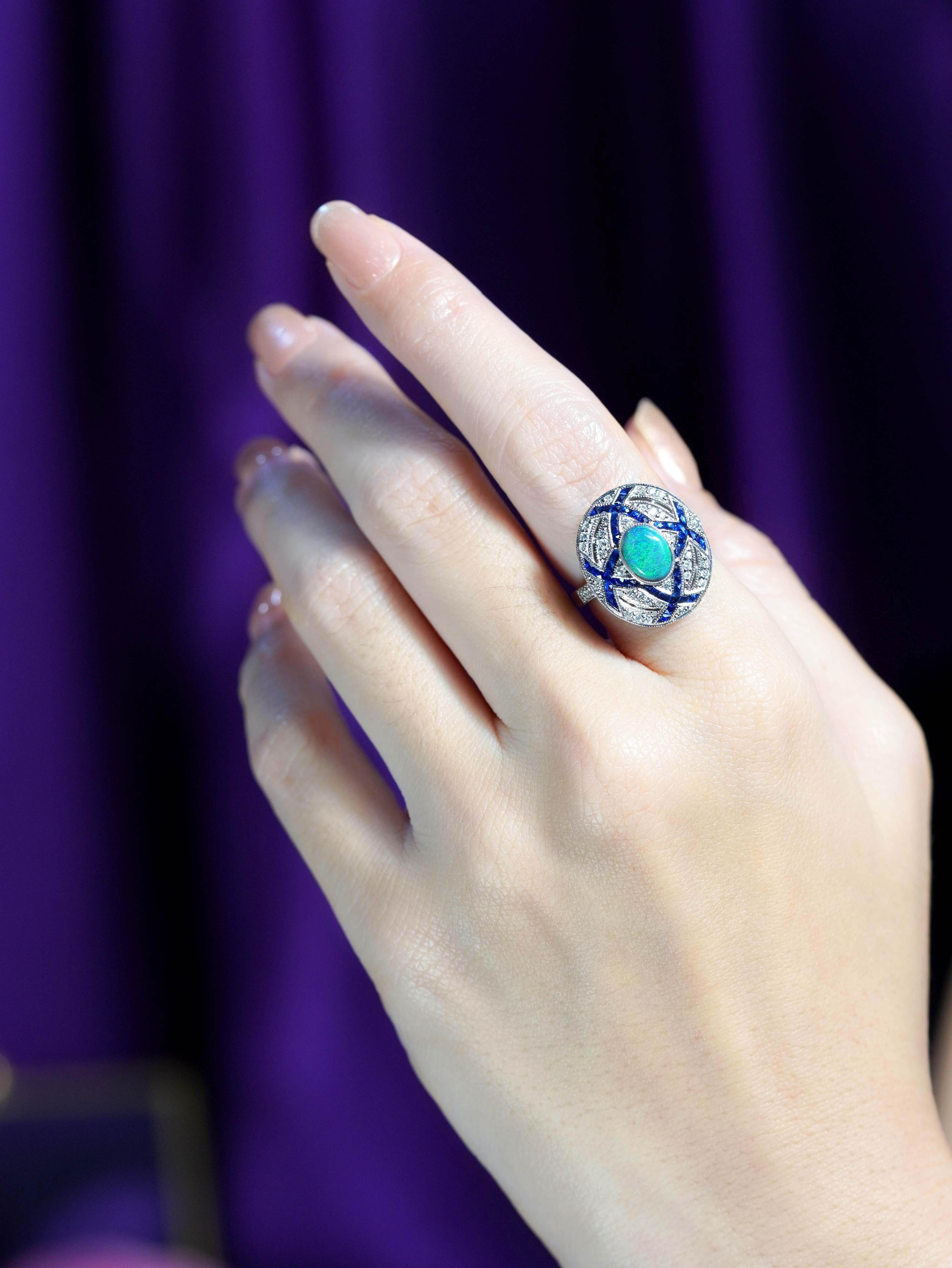 Taille ovale Opale noire, saphir et diamant, bague de cocktail de style Art déco en or blanc 18 carats en vente