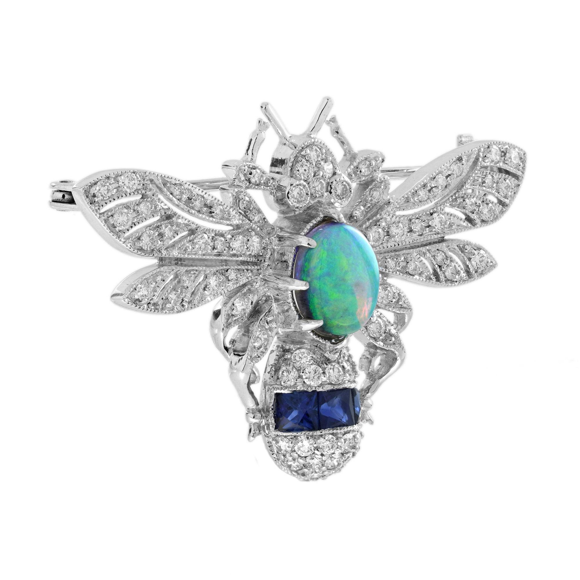 La Spilla ape in stile antico con opale nero, zaffiro e diamante di ispirazione vintage presenta un'ipnotica opale nera come corpo, che mostra le sue misteriose sfumature iridescenti. Le ali, ornate da diamanti scintillanti, aggiungono un tocco di
