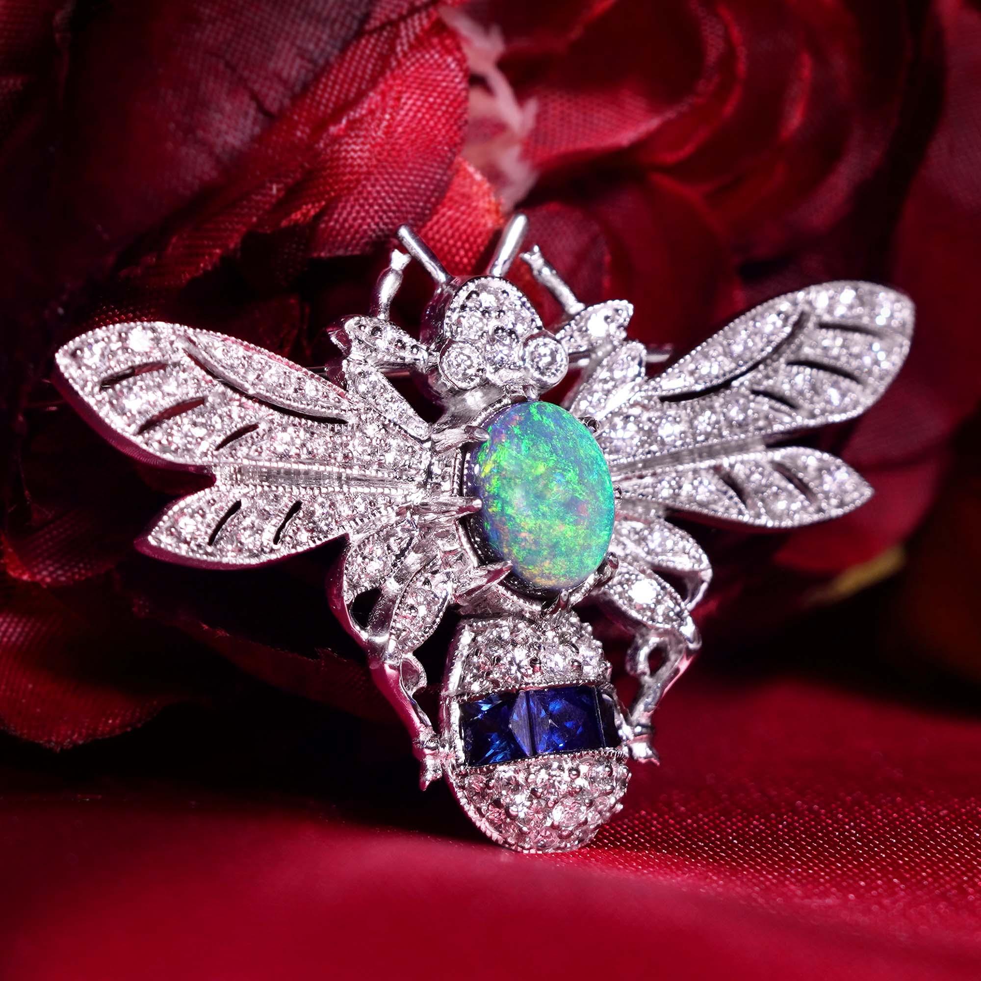 Opale nero e zaffiro con pavé di diamanti Spilla ape in stile antico di ispirazione vintage In condizioni Nuovo in vendita a Oakton, VA