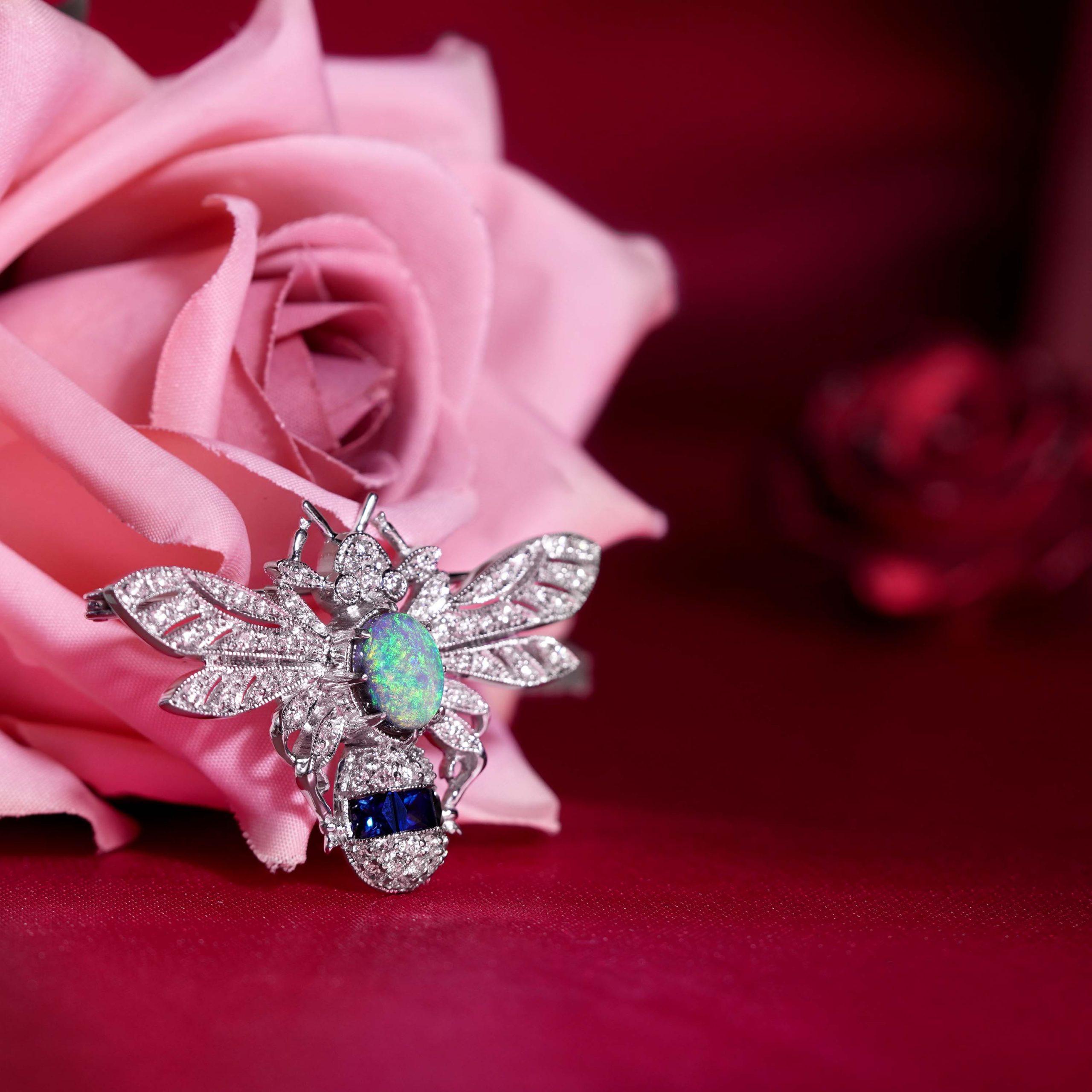 Opale nero e zaffiro con pavé di diamanti Spilla ape in stile antico di ispirazione vintage in vendita 1