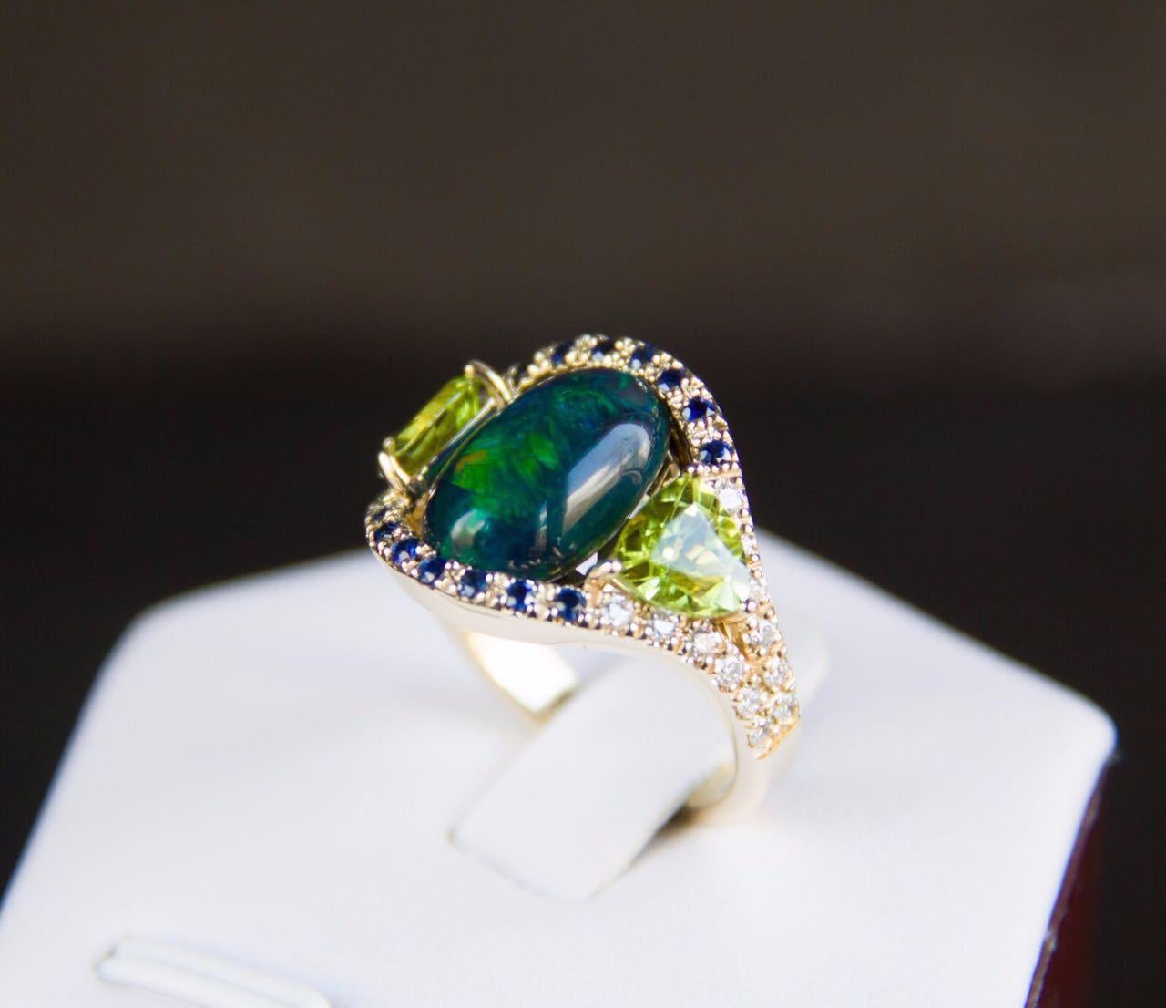 En venta: Anillo de oro de 14k con ópalo negro, zafiros y peridotos  12