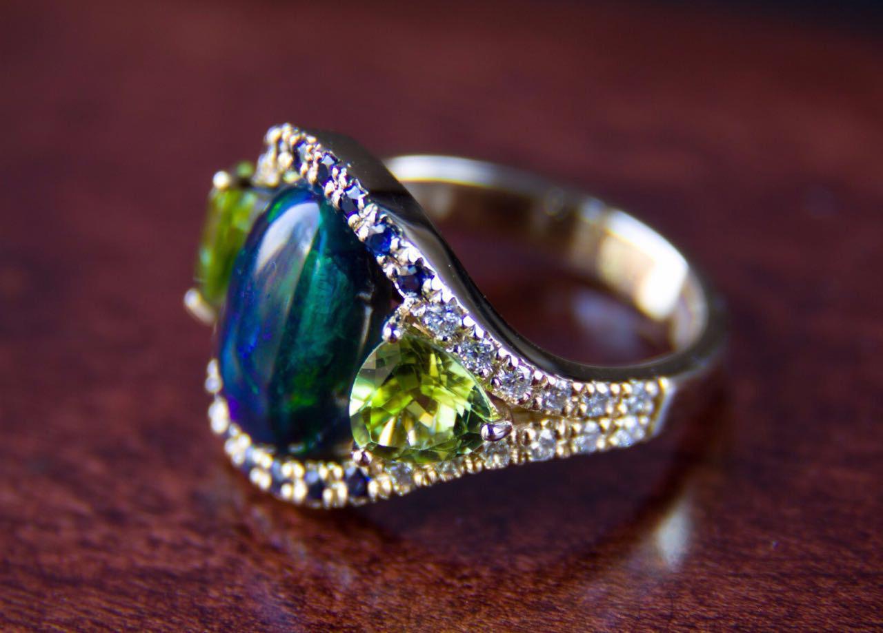 En venta: Anillo de oro de 14k con ópalo negro, zafiros y peridotos  2