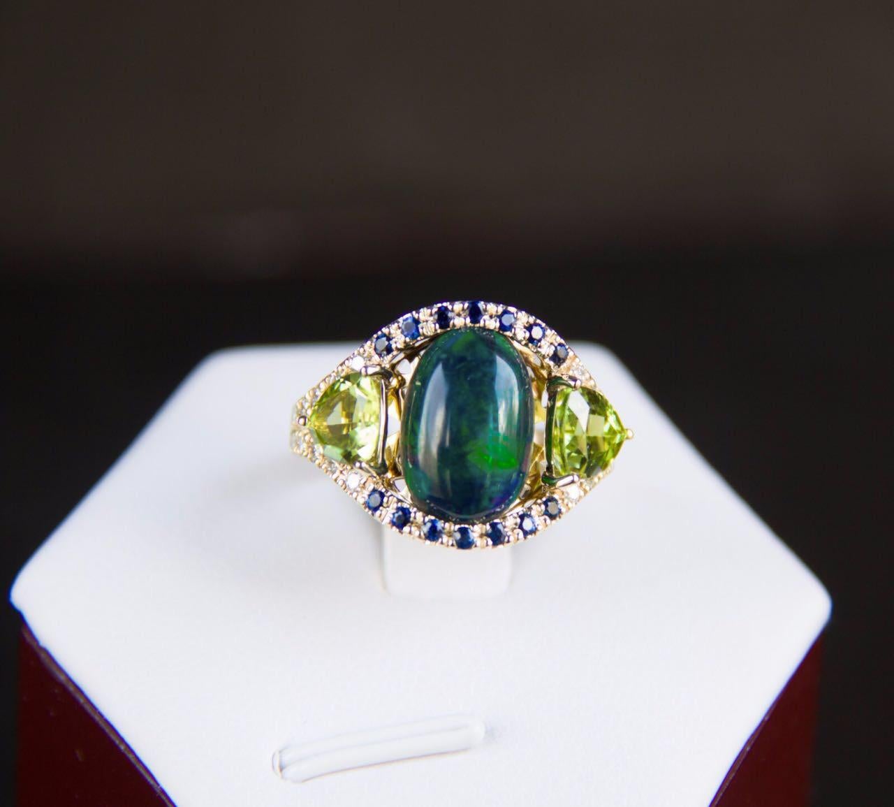 En venta: Anillo de oro de 14k con ópalo negro, zafiros y peridotos  4