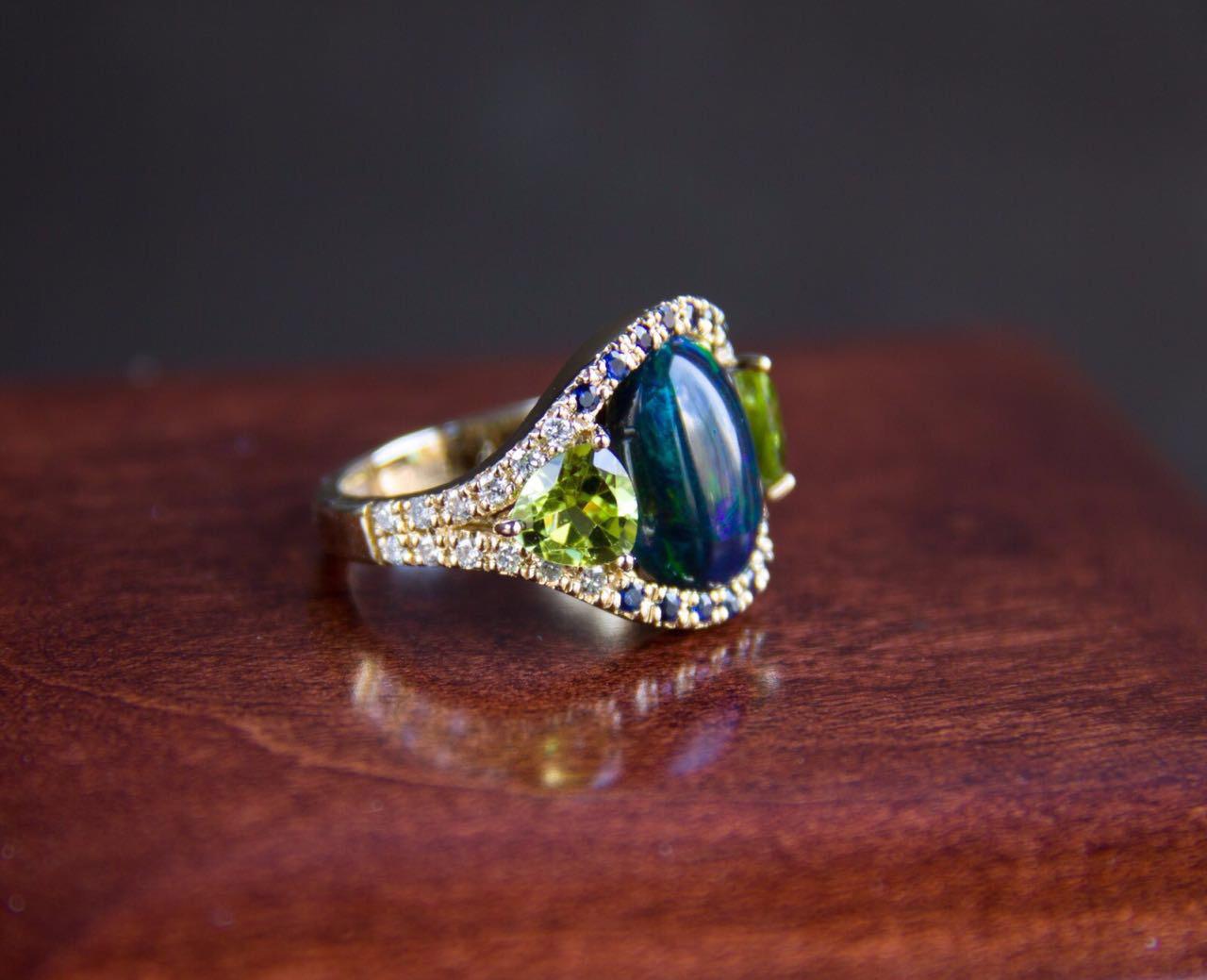 En venta: Anillo de oro de 14k con ópalo negro, zafiros y peridotos  7