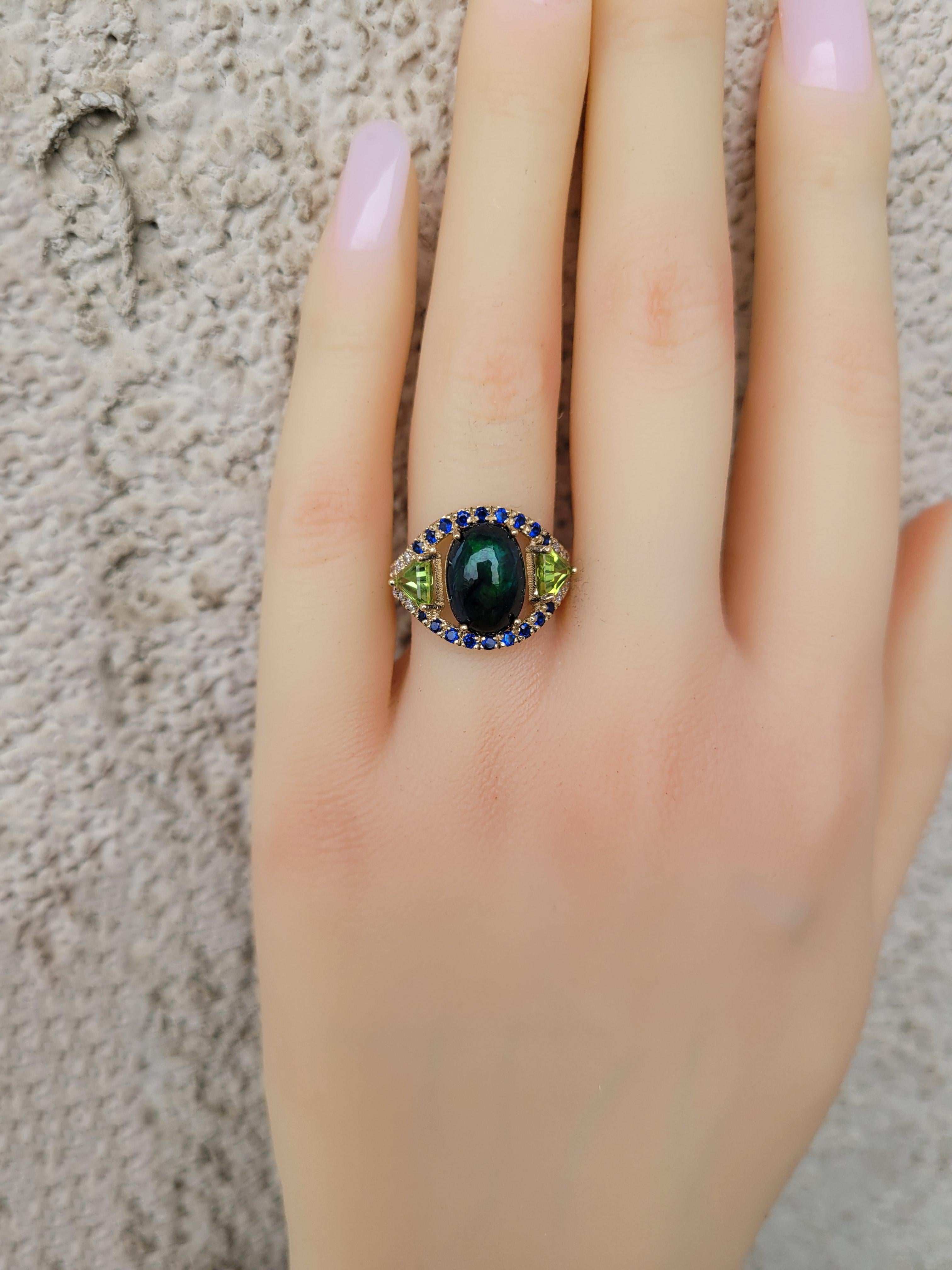 En venta: Anillo de oro de 14k con ópalo negro, zafiros y peridotos  6