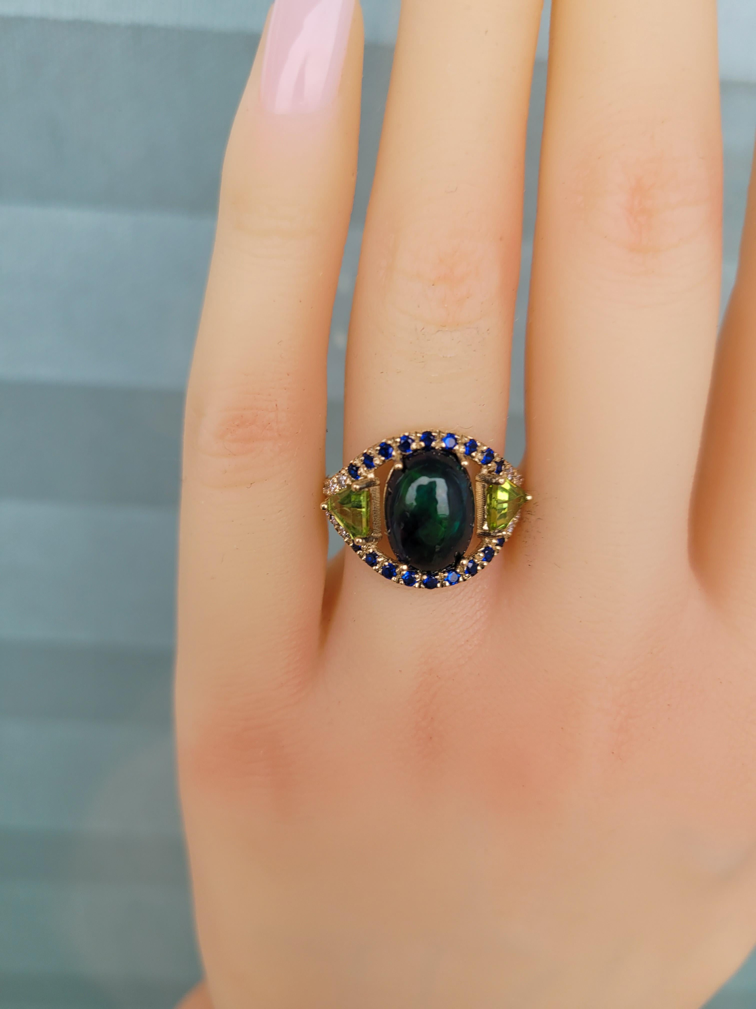 En venta: Anillo de oro de 14k con ópalo negro, zafiros y peridotos  8