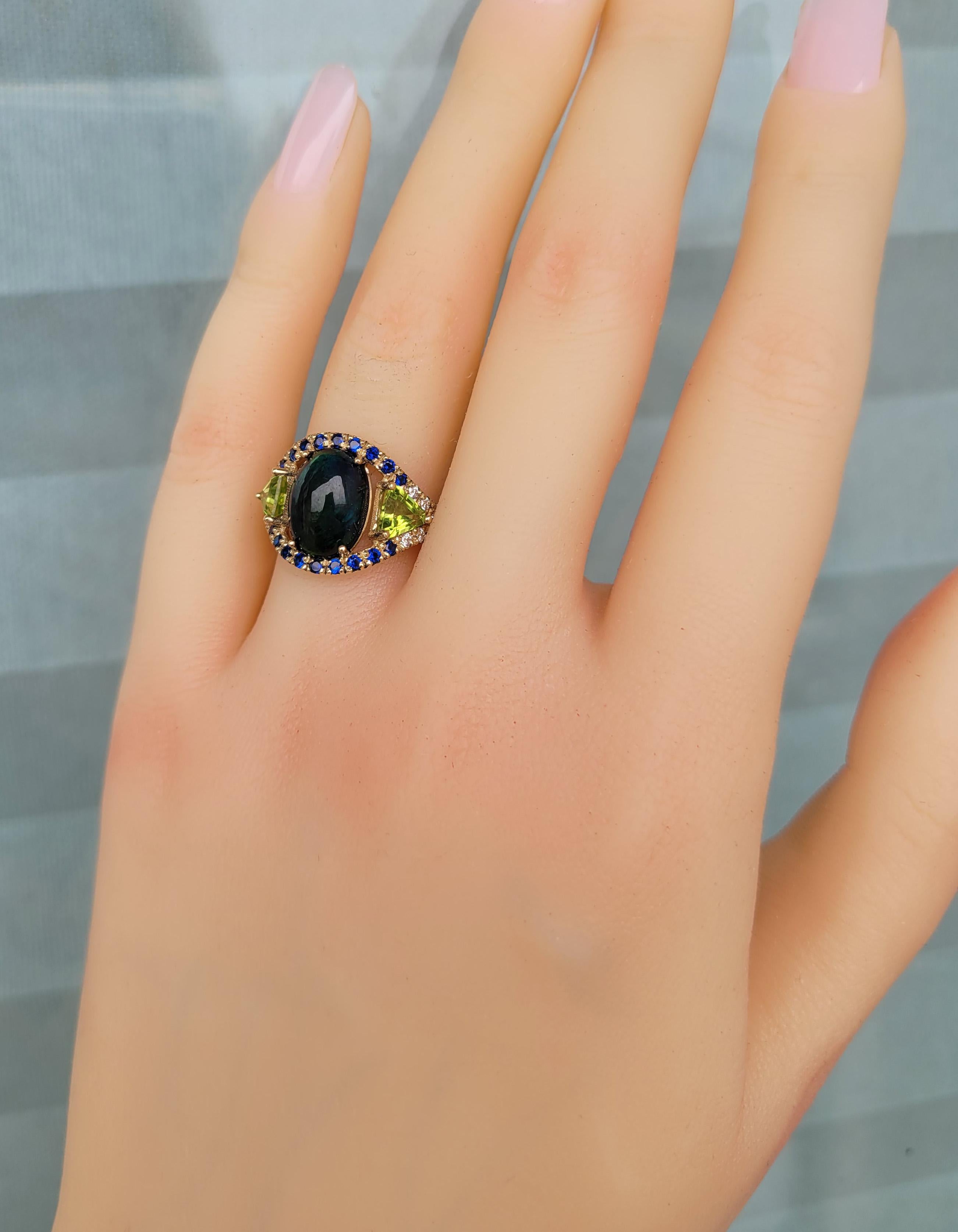 En venta: Anillo de oro de 14k con ópalo negro, zafiros y peridotos  9