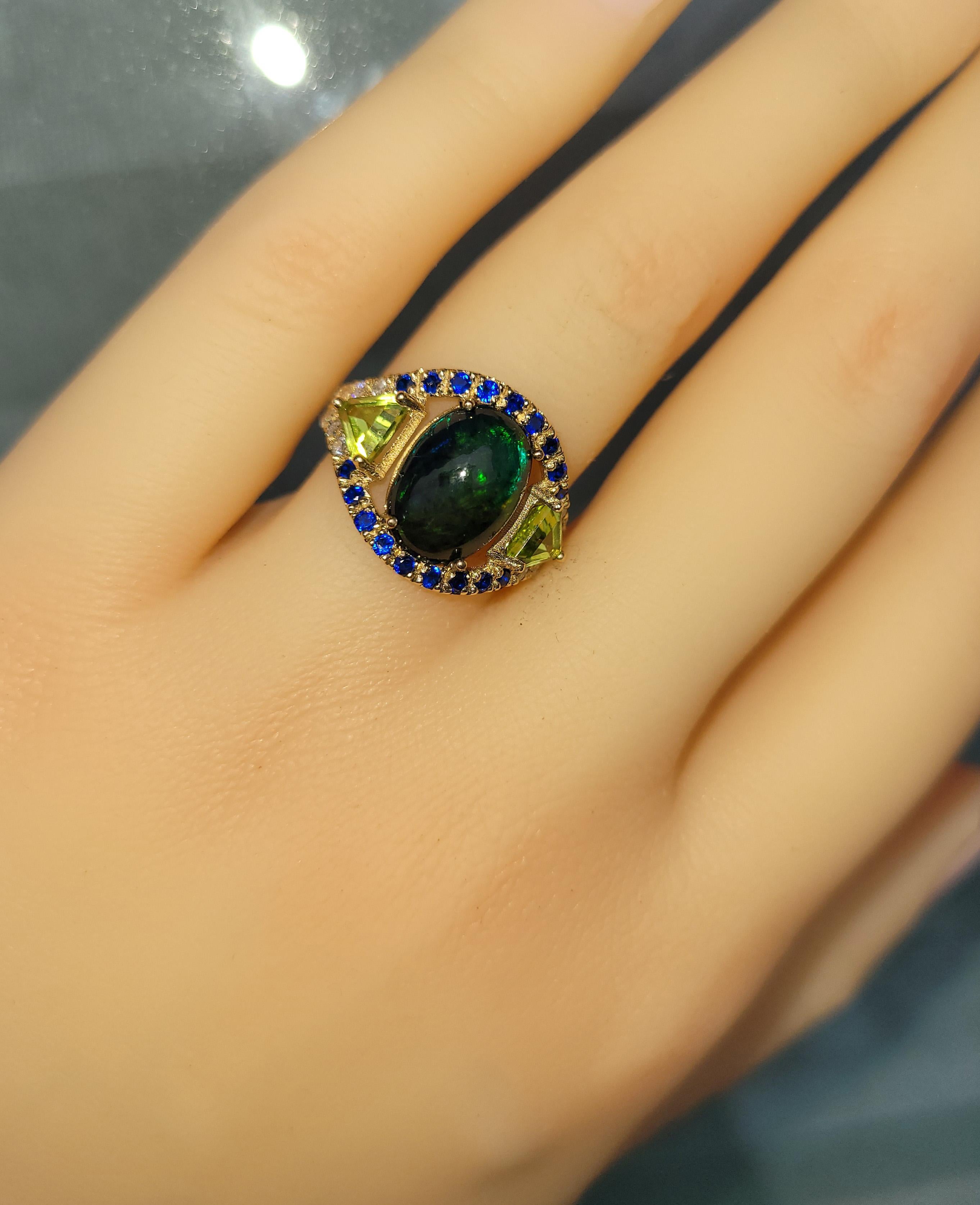 En venta: Anillo de oro de 14k con ópalo negro, zafiros y peridotos  11