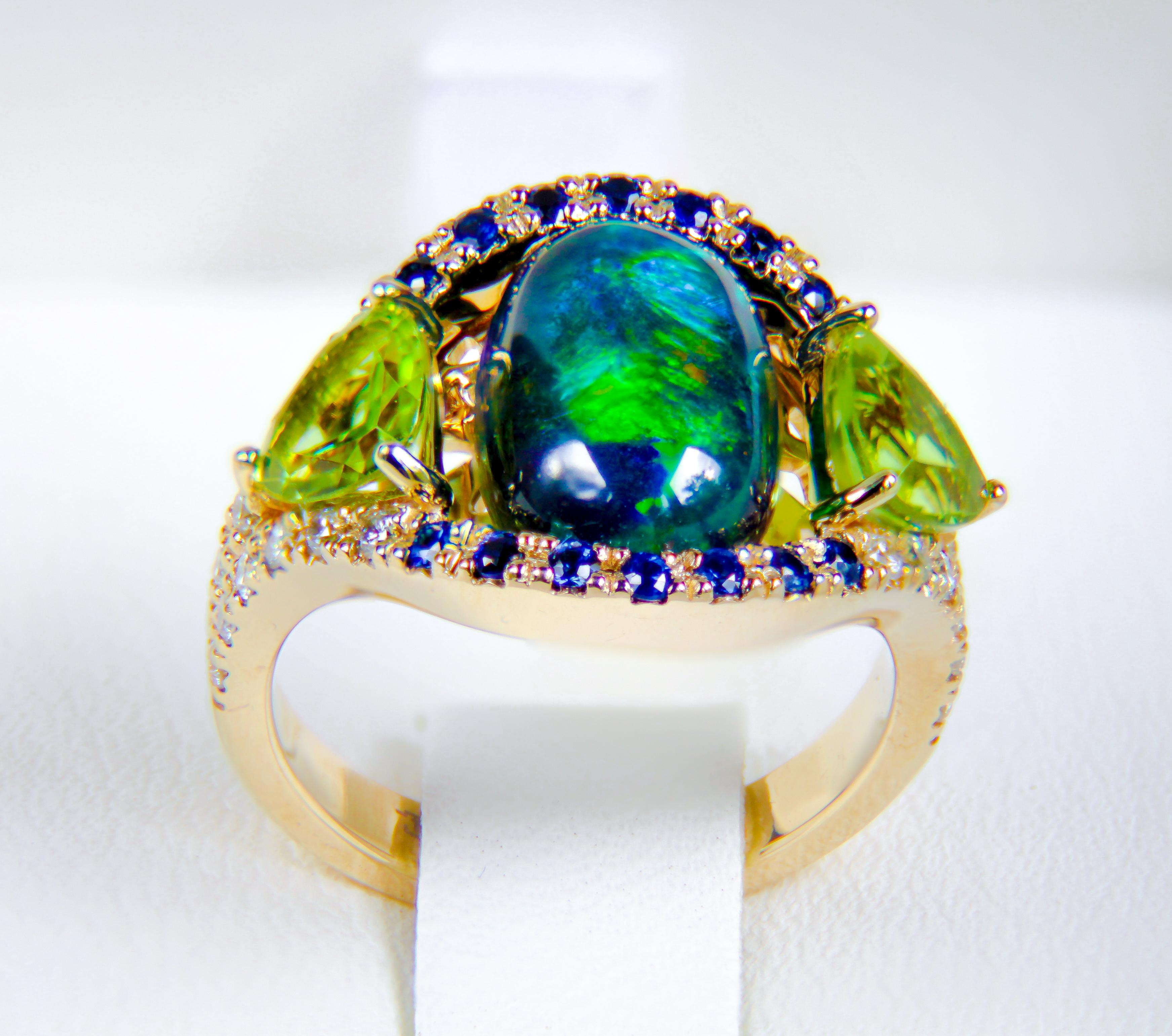 Im Angebot: Ring aus 14 Karat Gold mit schwarzem Opal, Saphiren, Peridoten und Diamanten, echter Opal () 2