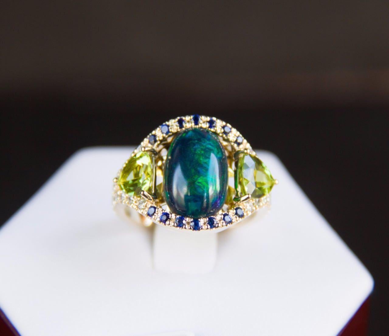 Im Angebot: Ring aus 14 Karat Gold mit schwarzem Opal, Saphiren, Peridoten und Diamanten, echter Opal () 4
