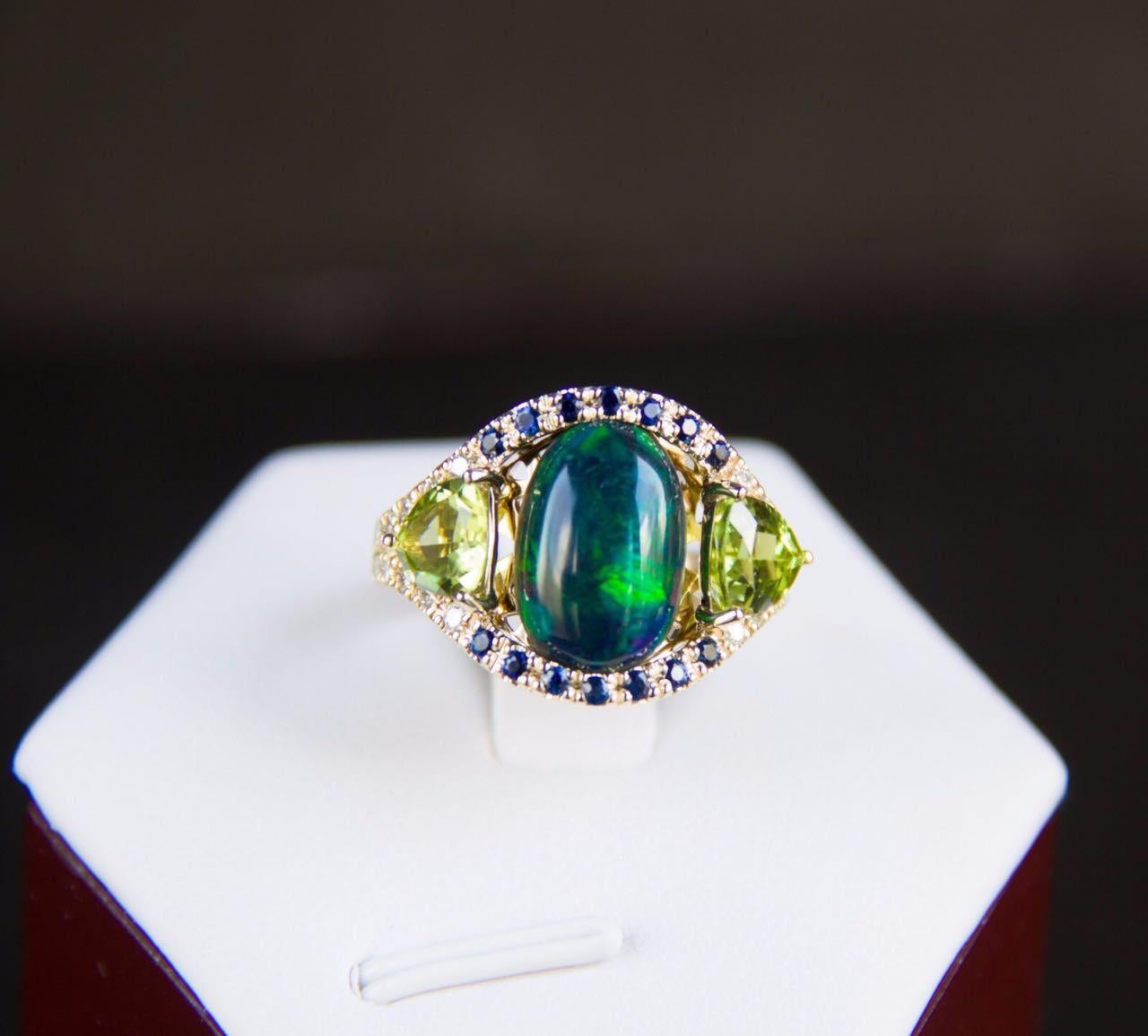 Im Angebot: Ring aus 14 Karat Gold mit schwarzem Opal, Saphiren, Peridoten und Diamanten, echter Opal () 6