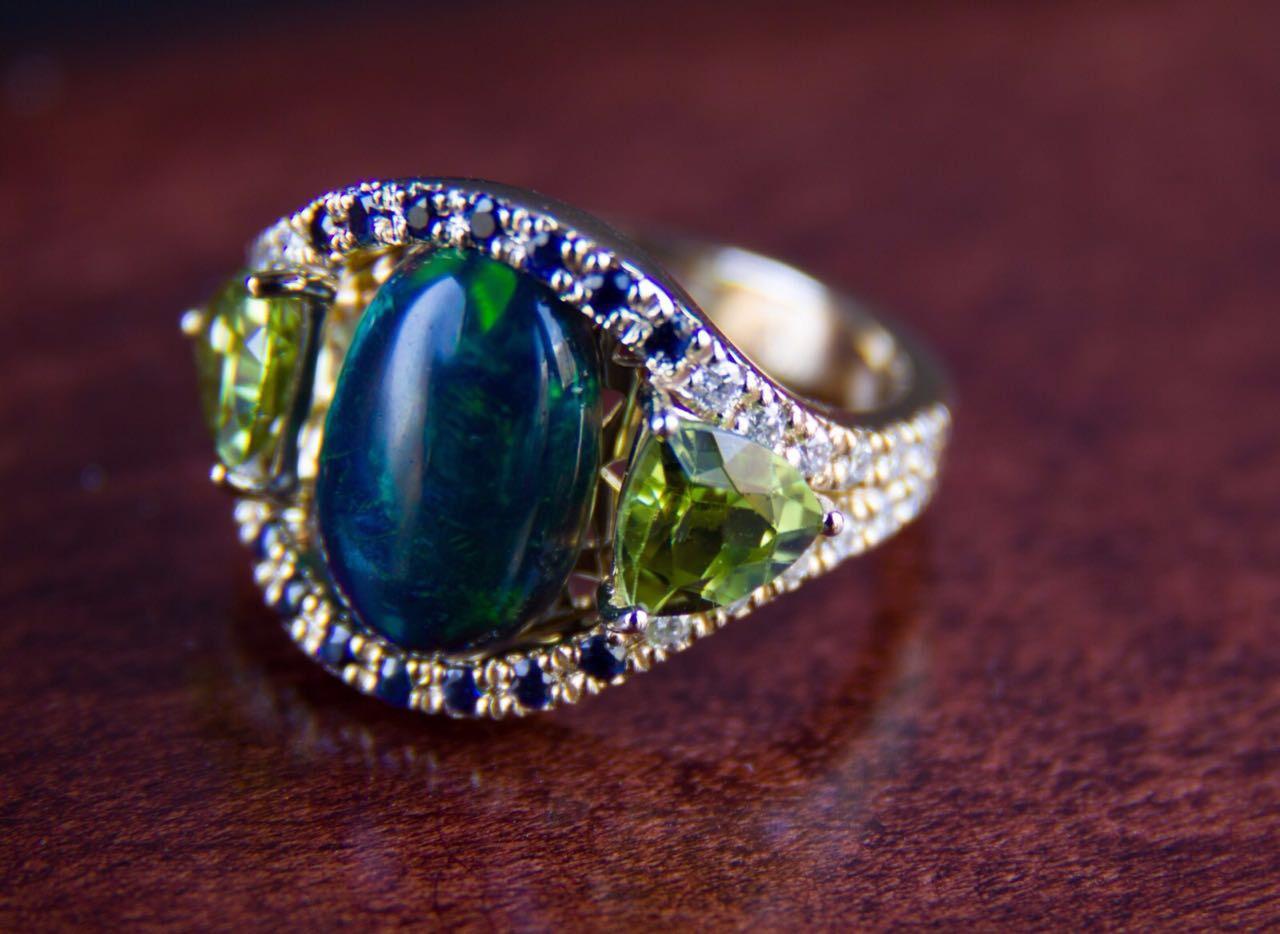 Im Angebot: Ring aus 14 Karat Gold mit schwarzem Opal, Saphiren, Peridoten und Diamanten, echter Opal () 8