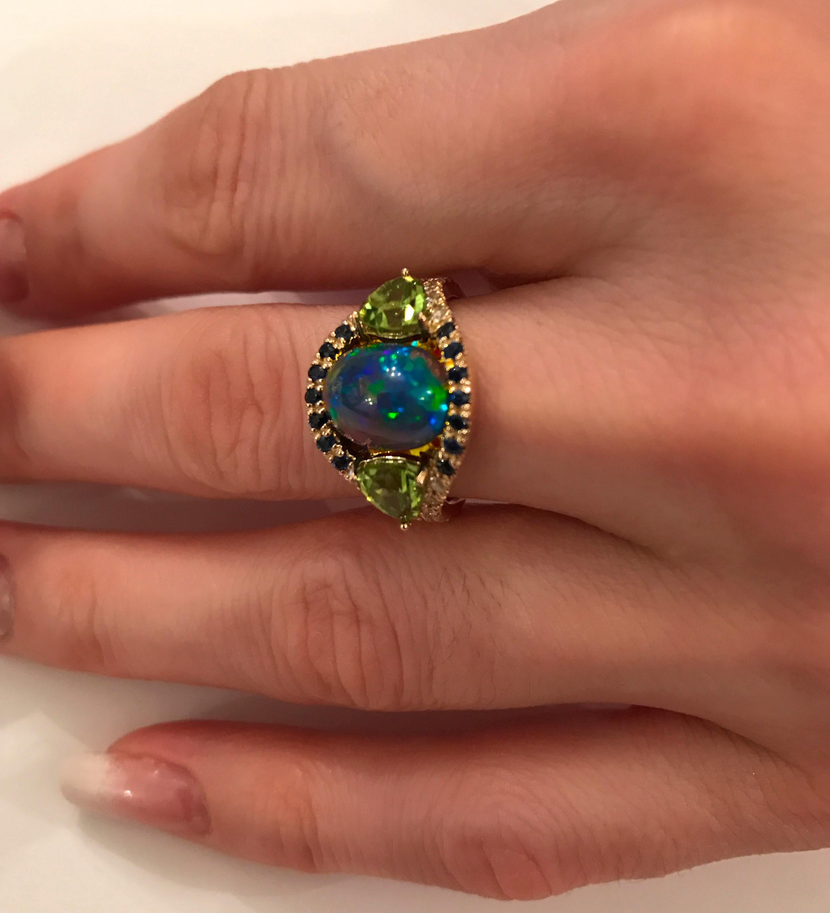 Im Angebot: Ring aus 14 Karat Gold mit schwarzem Opal, Saphiren, Peridoten und Diamanten, echter Opal () 9
