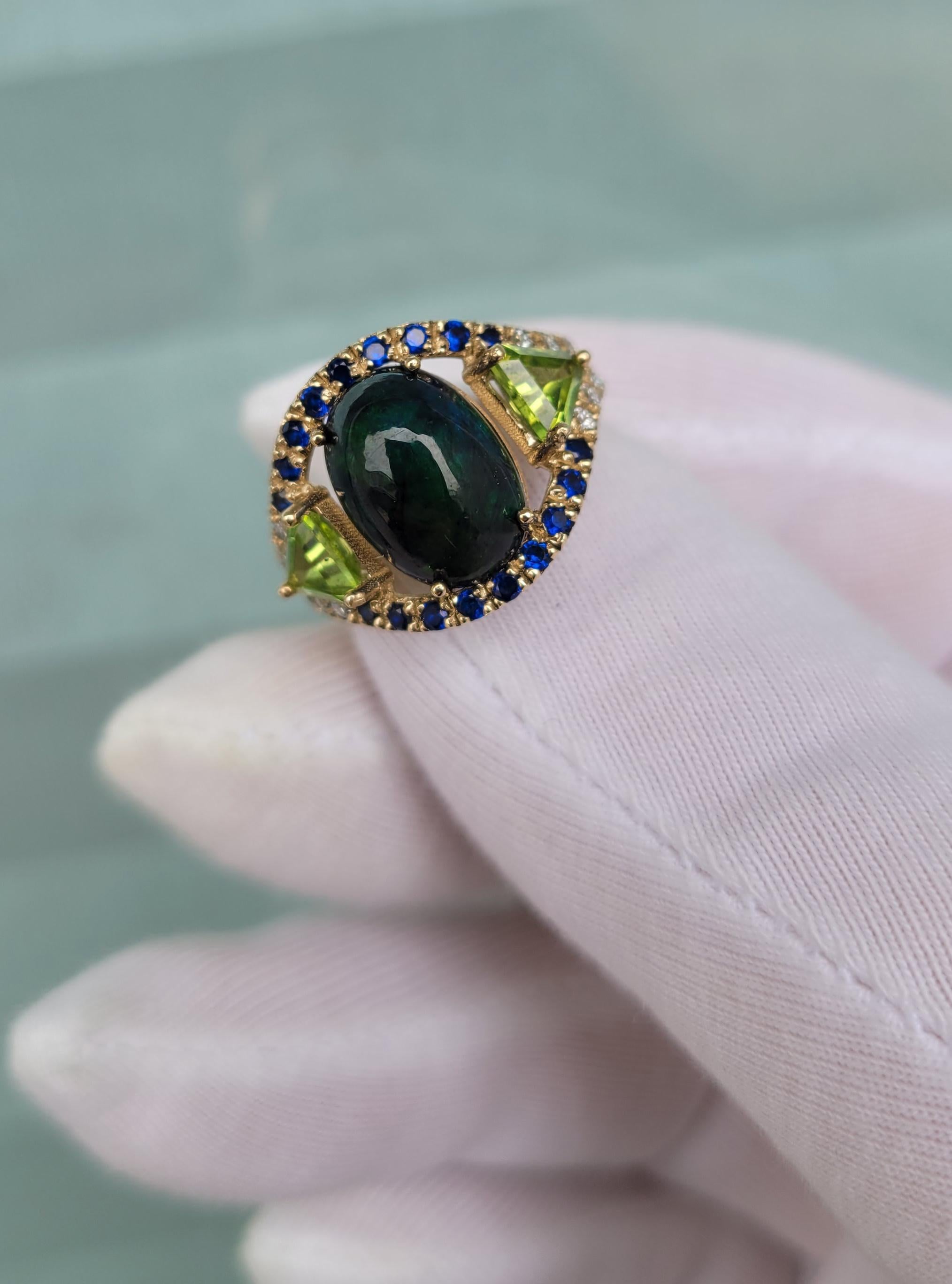 En venta: Anillo de oro de 14k con ópalo negro, zafiros y peridotos  5