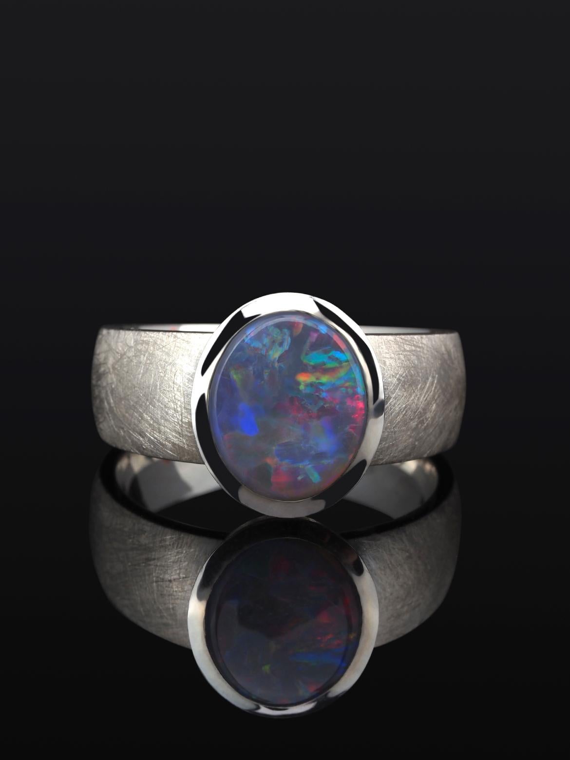 Impresionante anillo unisex de plata con acabado mate y Ópalo Negro natural de gran tamaño tallado en cabujón
Origen del ópalo - Australia 
medidas de la piedra - 0,35 х 0,43 in / 9 х 11 mm
peso del anillo - 7,19 gramos
talla del anillo - 8.5 US