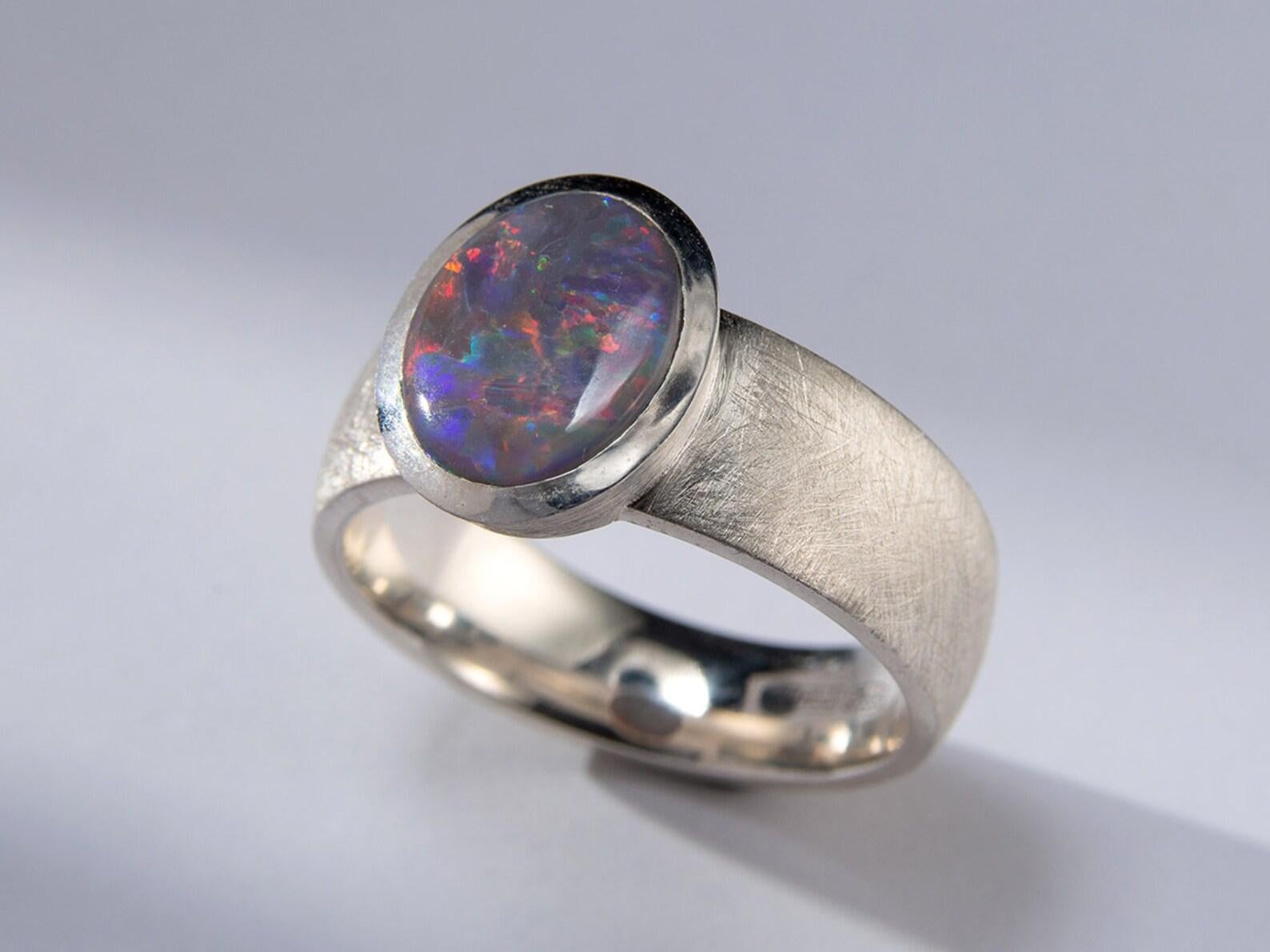 Black Opal Silver Ring Polychrome Unisex Multicolor Heather Purple Gemstone In New Condition For Sale In Berlin, DE