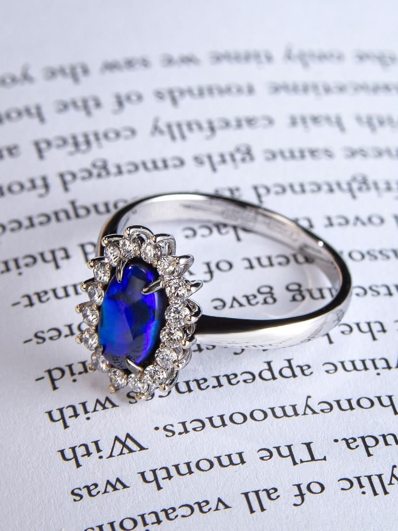 Black Opal White Gold Diamond Engagement Ring Natural Electric neon Blue Gem In New Condition For Sale In Berlin, DE