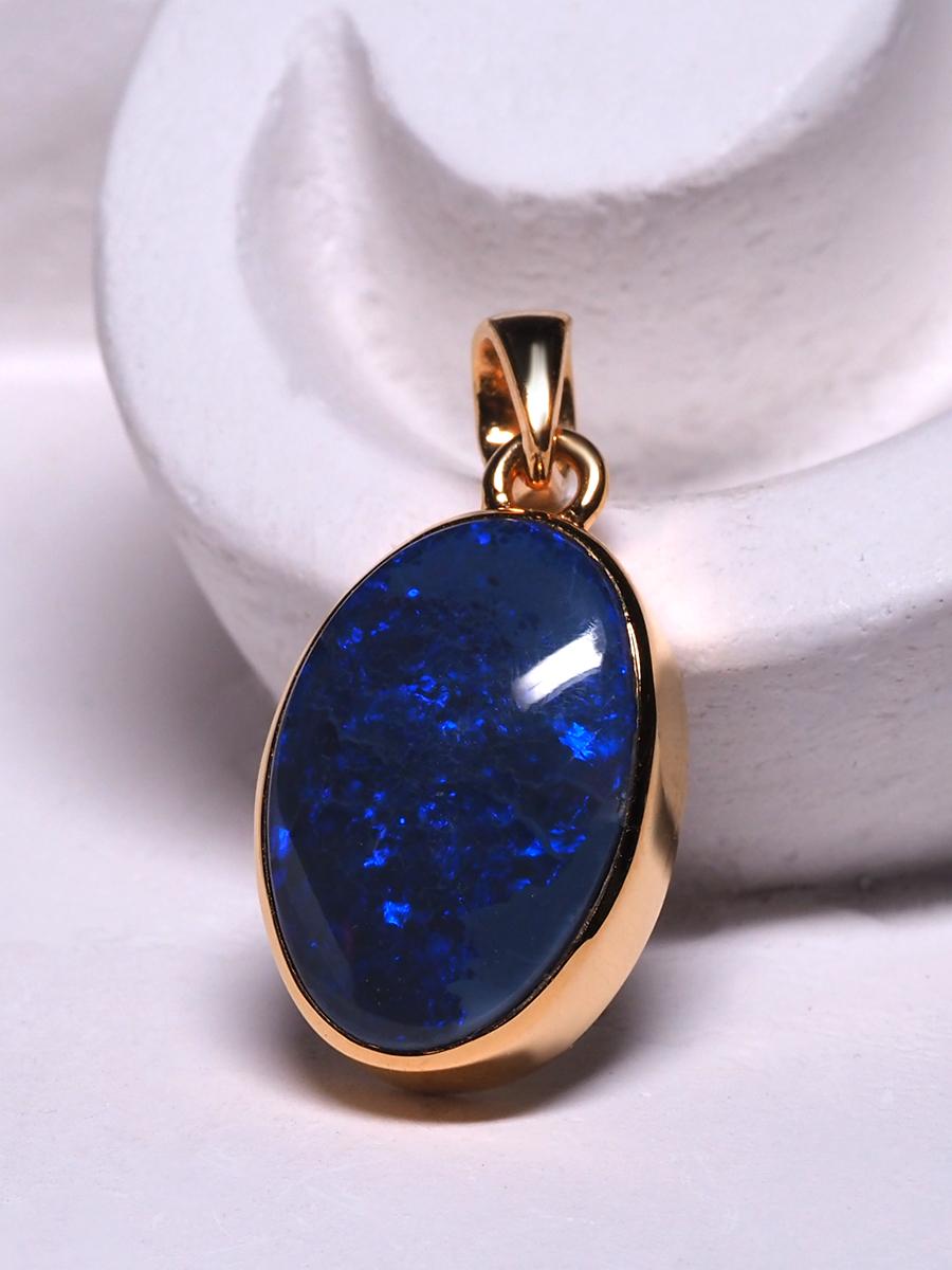 Artisan Black Opal Yellow Gold Pendant Navy Blue Unisex Jewelry For Sale