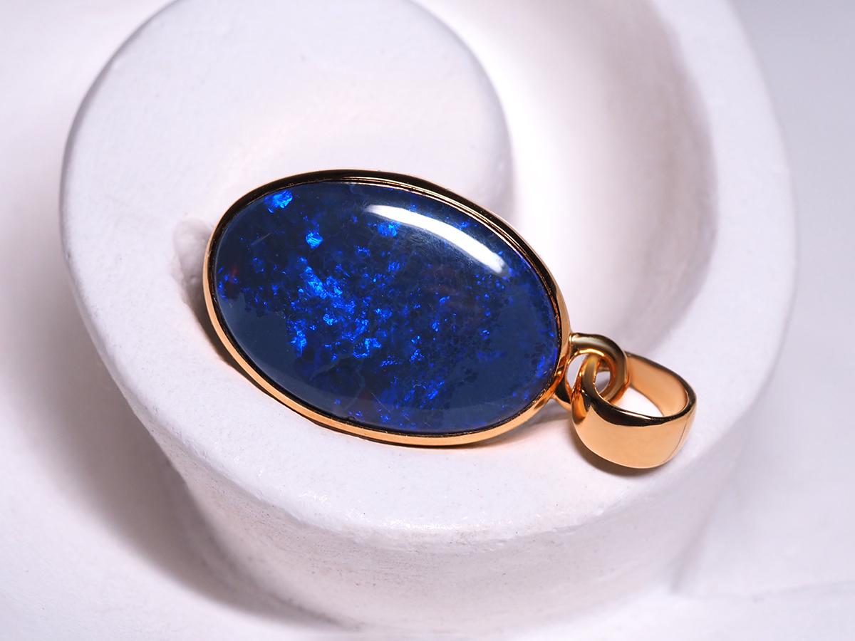 Black Opal Yellow Gold Pendant Navy Blue Unisex Jewelry In New Condition For Sale In Berlin, DE