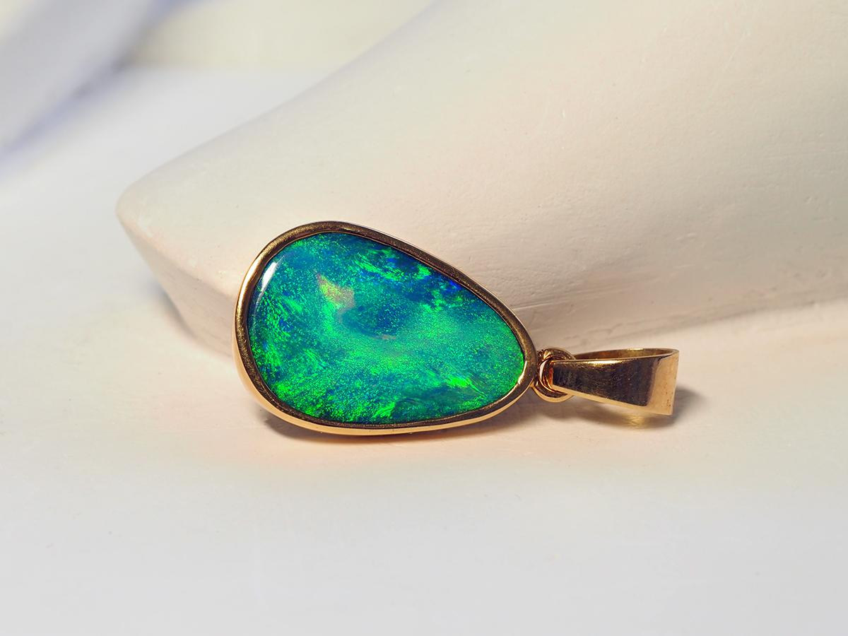 Black Opal Yellow Gold Pendant Blue Green Natural Gem Magic Power Mermaid Style In New Condition For Sale In Berlin, DE
