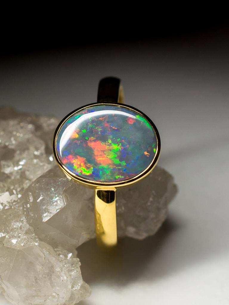 Black Opal Yellow Gold Ring Nacreous Gemstone gem Space Odyssey Style Minimalism For Sale 1