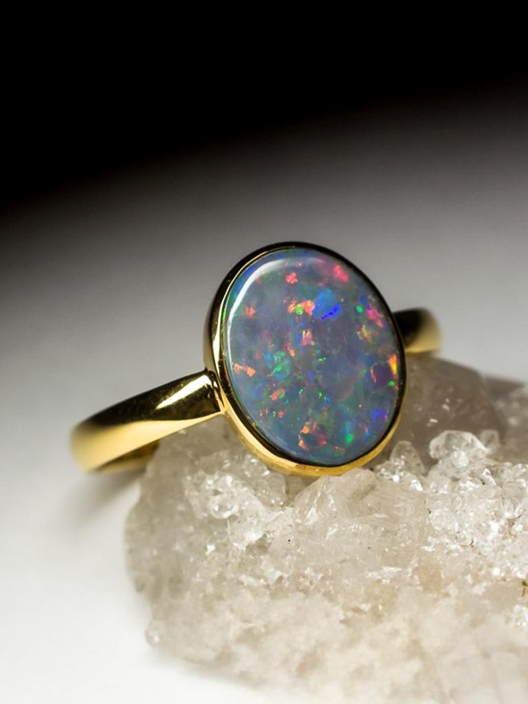 Black Opal Yellow Gold Ring Nacreous Gemstone gem Space Odyssey Style Minimalism For Sale 2