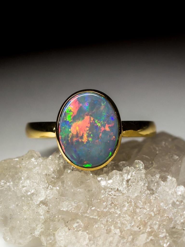Black Opal Yellow Gold Ring Nacreous Gemstone gem Space Odyssey Style Minimalism For Sale 3