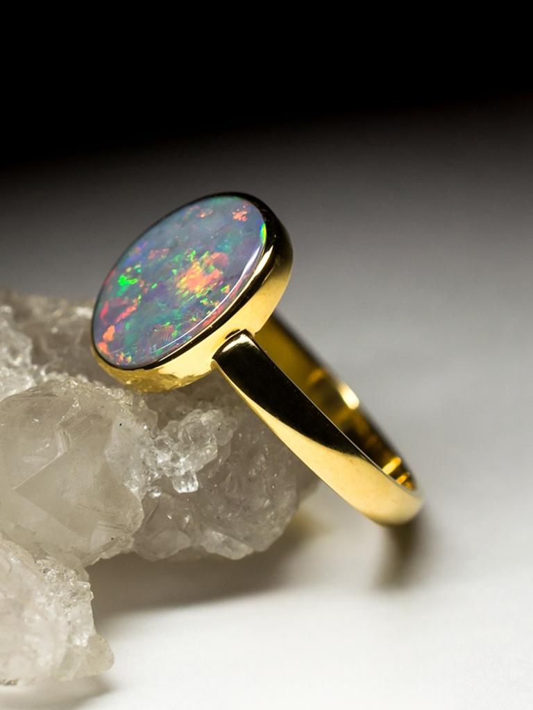 Black Opal Yellow Gold Ring Nacreous Gemstone gem Space Odyssey Style Minimalism For Sale 4