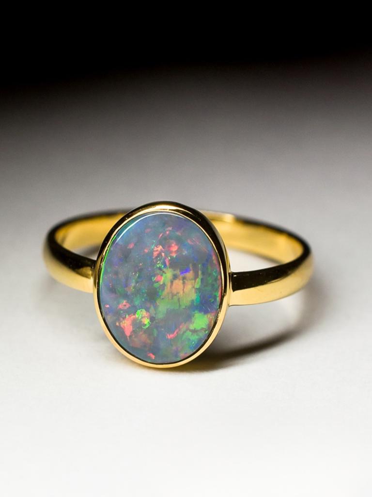 Black Opal Yellow Gold Ring Nacreous Gemstone gem Space Odyssey Style Minimalism For Sale 6
