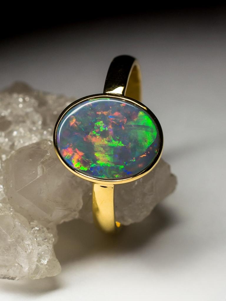 Black Opal Yellow Gold Ring Nacreous Gemstone gem Space Odyssey Style Minimalism For Sale 7