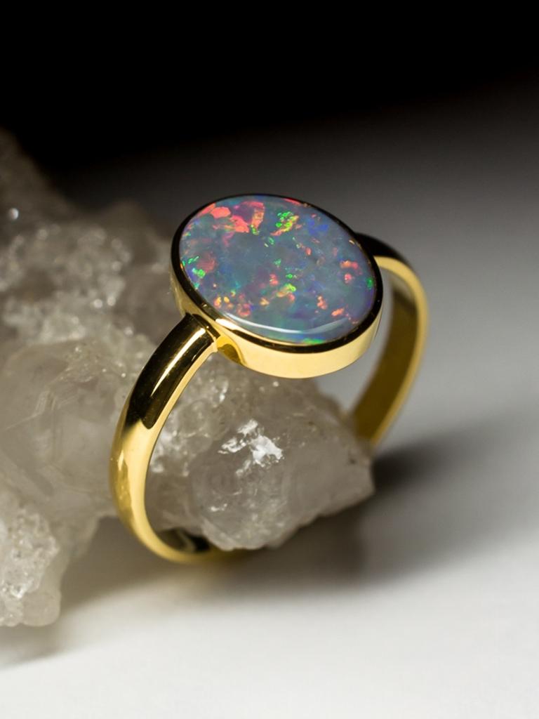 Black Opal Yellow Gold Ring Nacreous Gemstone gem Space Odyssey Style Minimalism In New Condition For Sale In Berlin, DE