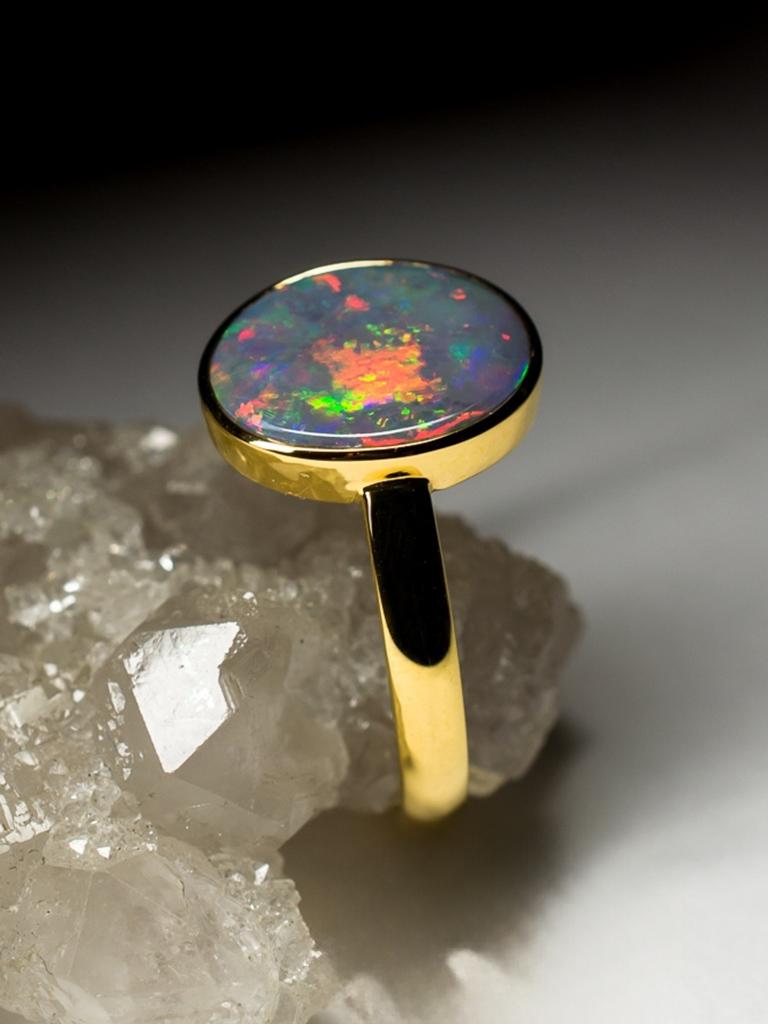 Women's or Men's Black Opal Yellow Gold Ring Nacreous Gemstone gem Space Odyssey Style Minimalism For Sale