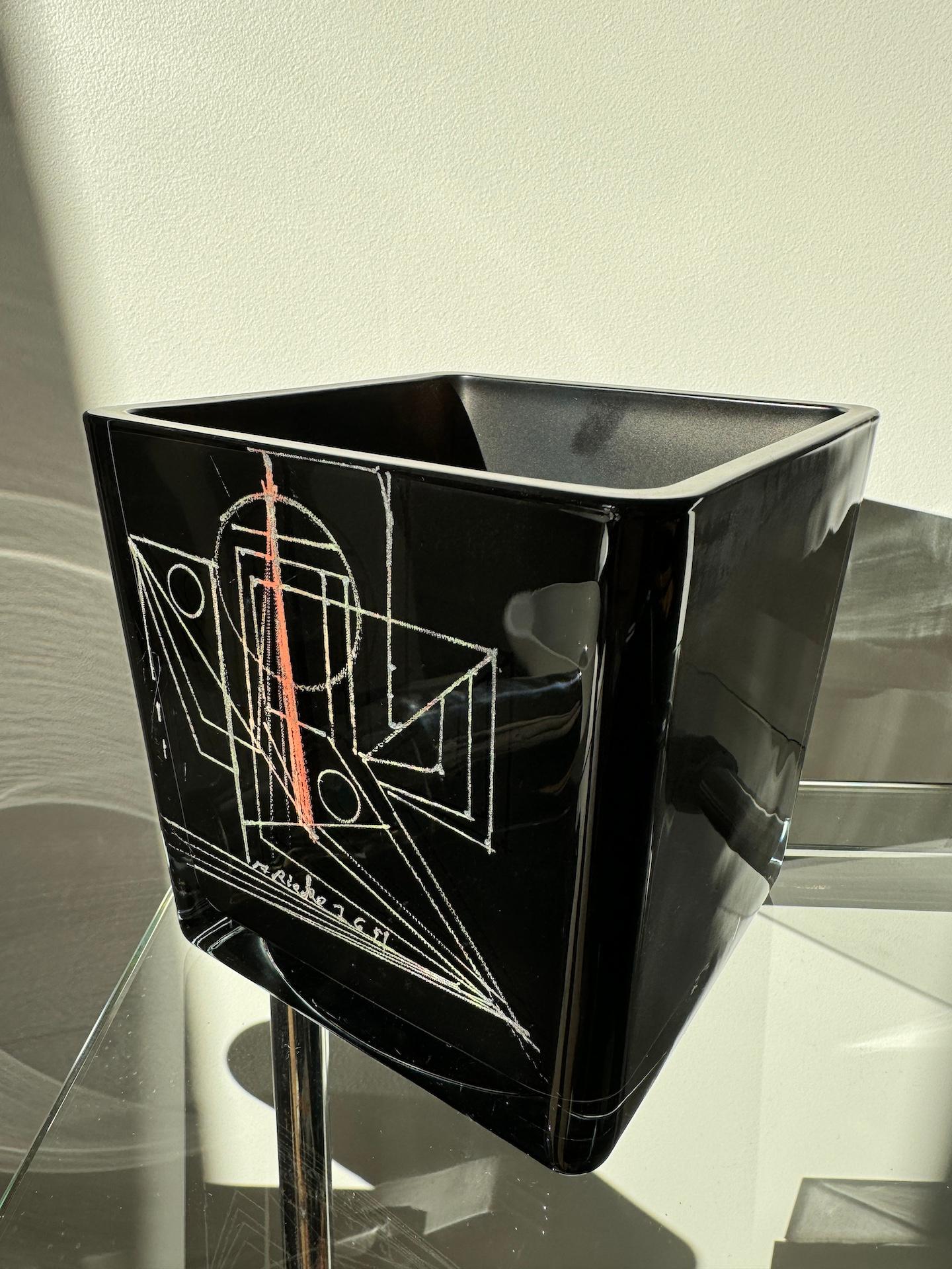 Vase cubiste en opaline noire d'Anatole RIECKE, 1959, Ange abstrait, La Coupole Paris 
Ce vase est une création de l'artiste d'origine russe qui vivait à Paris au début du XXe siècle. Riecke a participé à la décoration du célèbre restaurant parisien